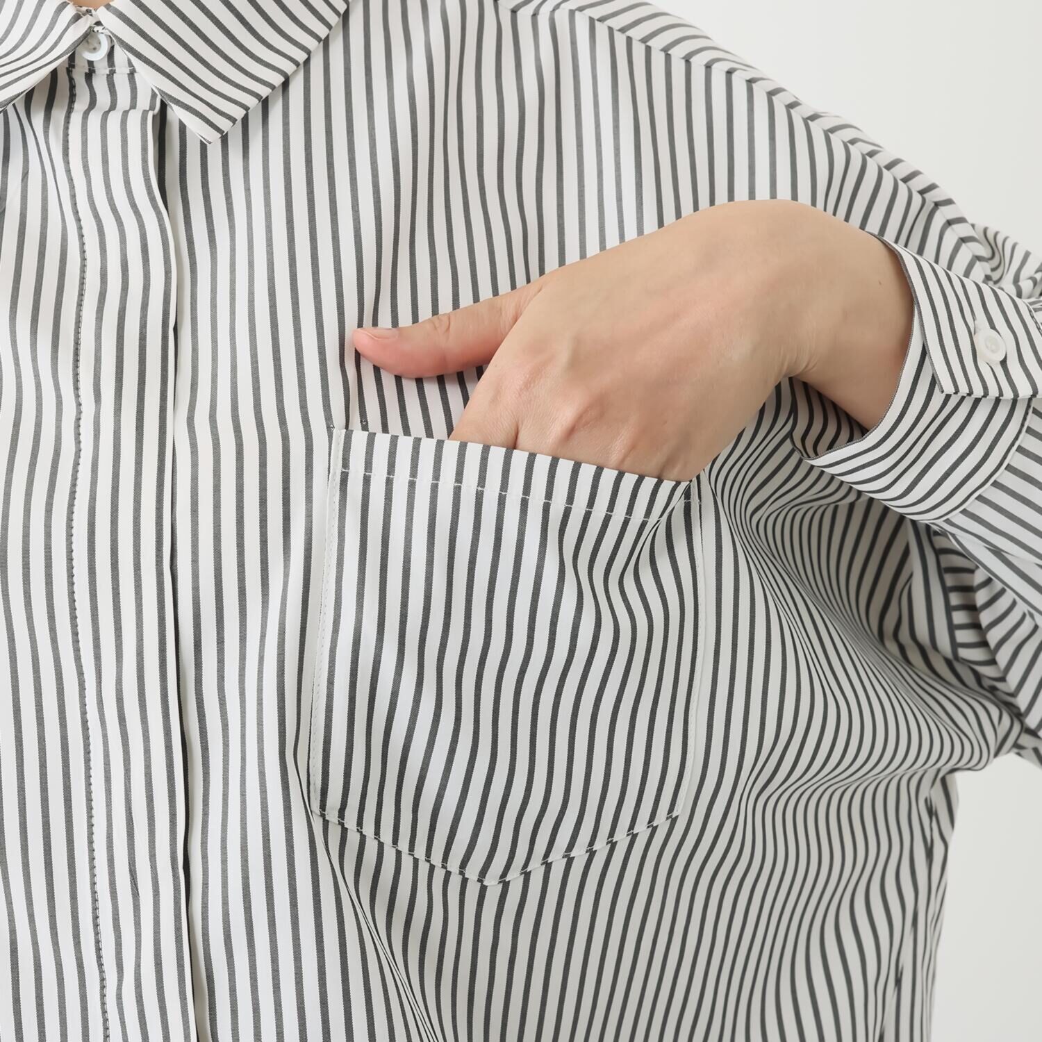 ウノ・ウノ・ドゥーエ 羽織りにもなる 着回し万能！ ワッペンブローチ付 シャツ