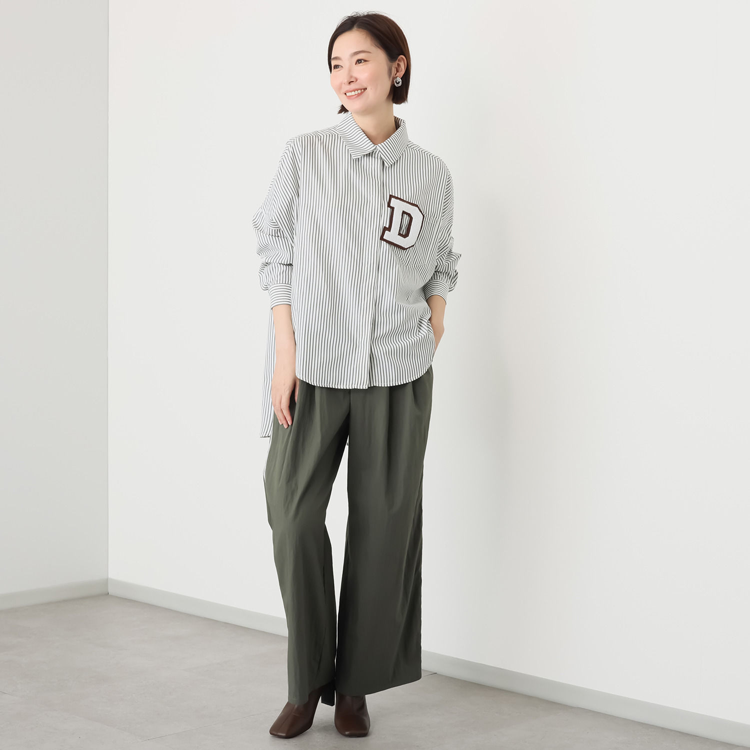 ウノ・ウノ・ドゥーエ 羽織りにもなる 着回し万能！ ワッペンブローチ付 シャツ