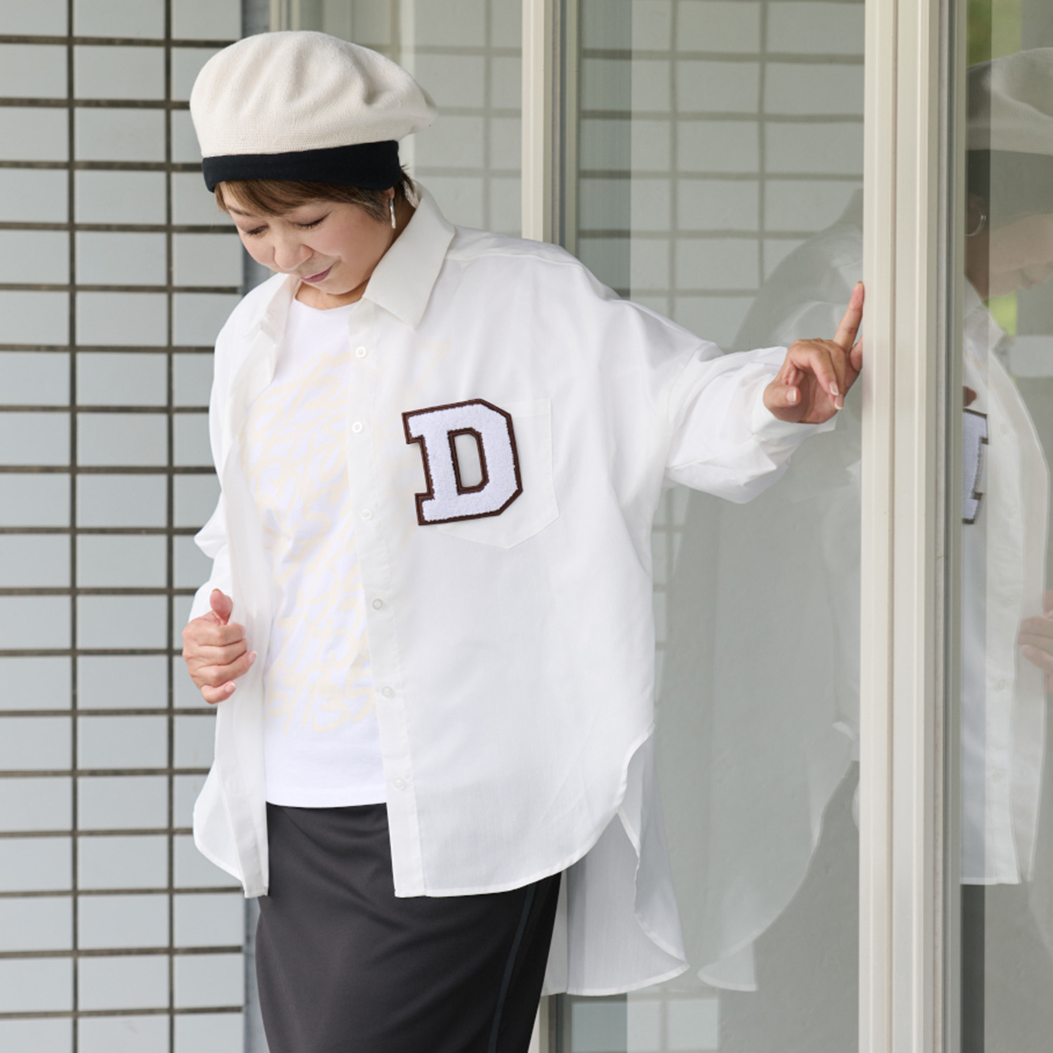 ウノ・ウノ・ドゥーエ 羽織りにもなる 着回し万能！ ワッペンブローチ付 シャツ