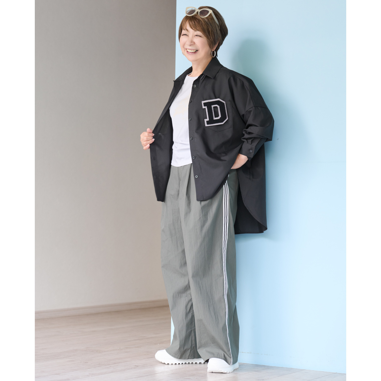 ウノ・ウノ・ドゥーエ 羽織りにもなる 着回し万能！ ワッペンブローチ付 シャツ