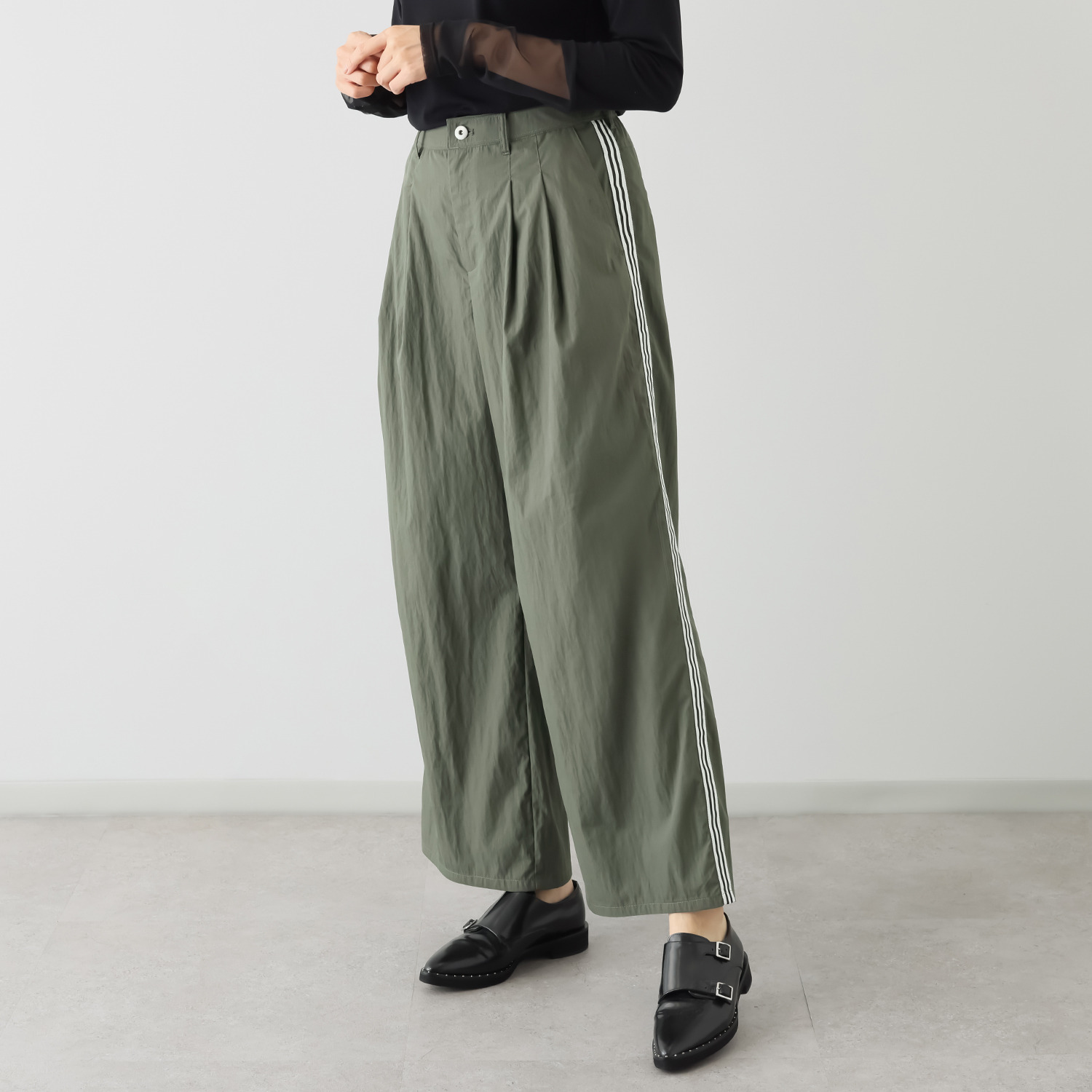 ウノ・ウノ・ドゥーエ サイドライン タックワイドパンツ