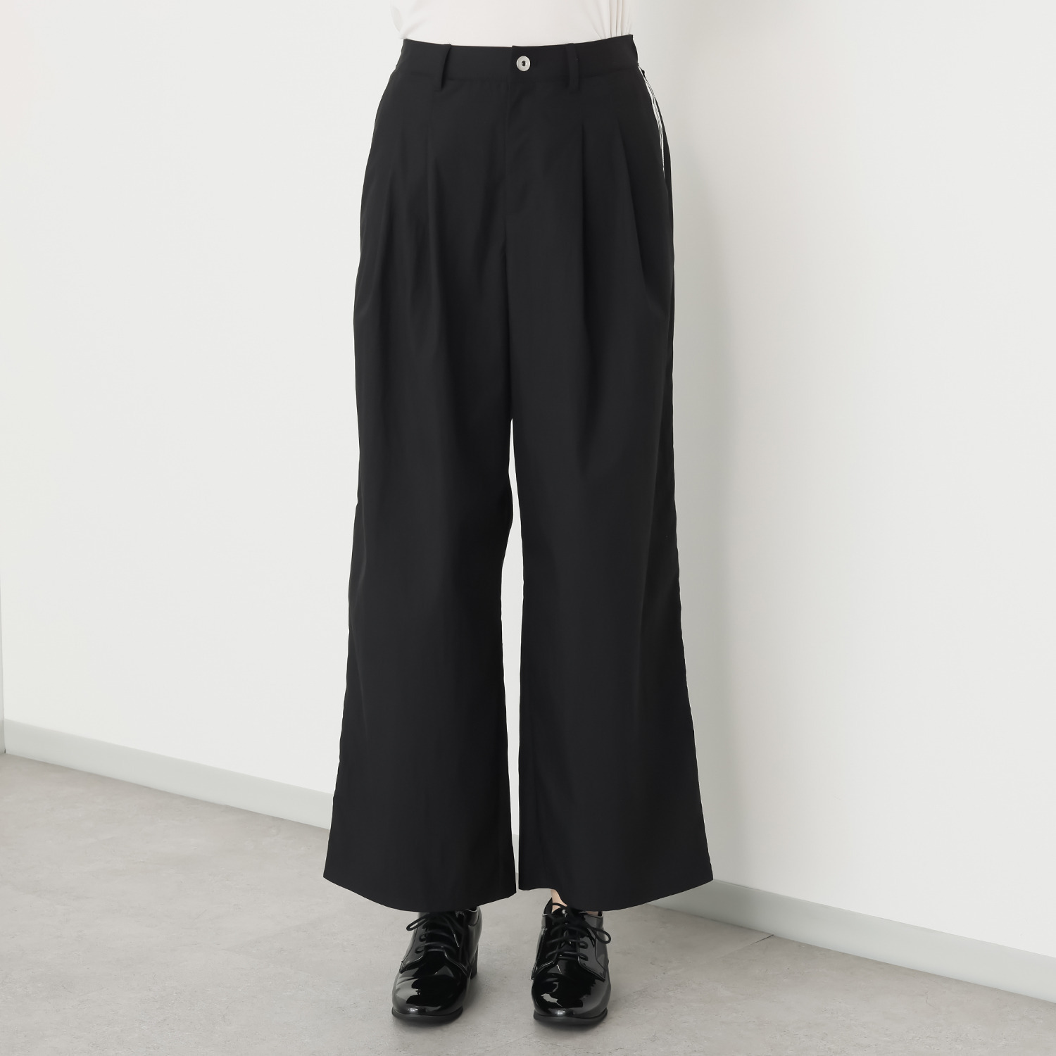 ウノ・ウノ・ドゥーエ サイドライン タックワイドパンツ