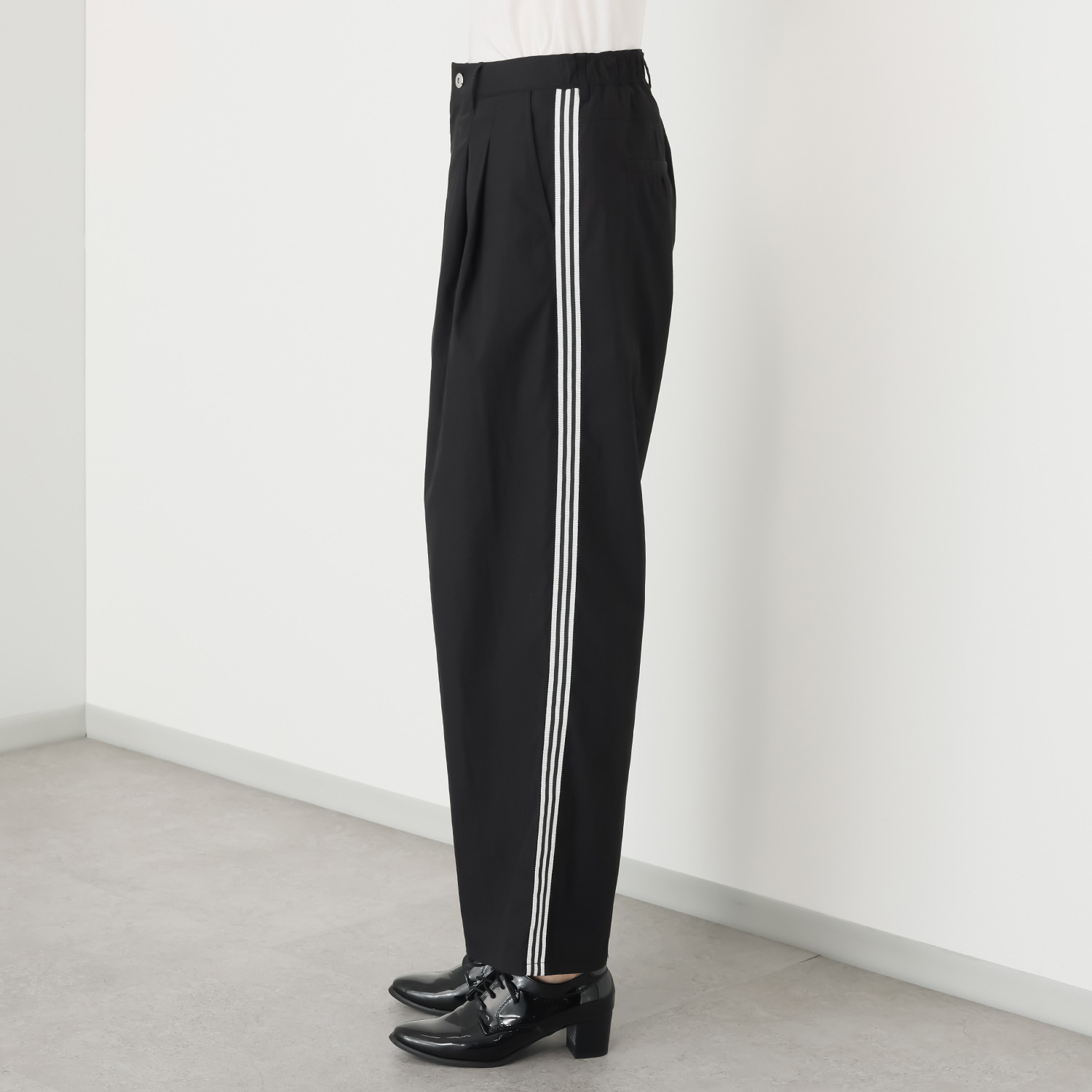 ウノ・ウノ・ドゥーエ サイドライン タックワイドパンツ