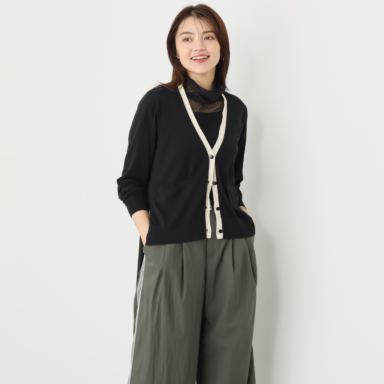 ウノ・ウノ・ドゥーエ コーデにスパイスを！ 前後差ヘムデザイン ラインアクセント カーディガン