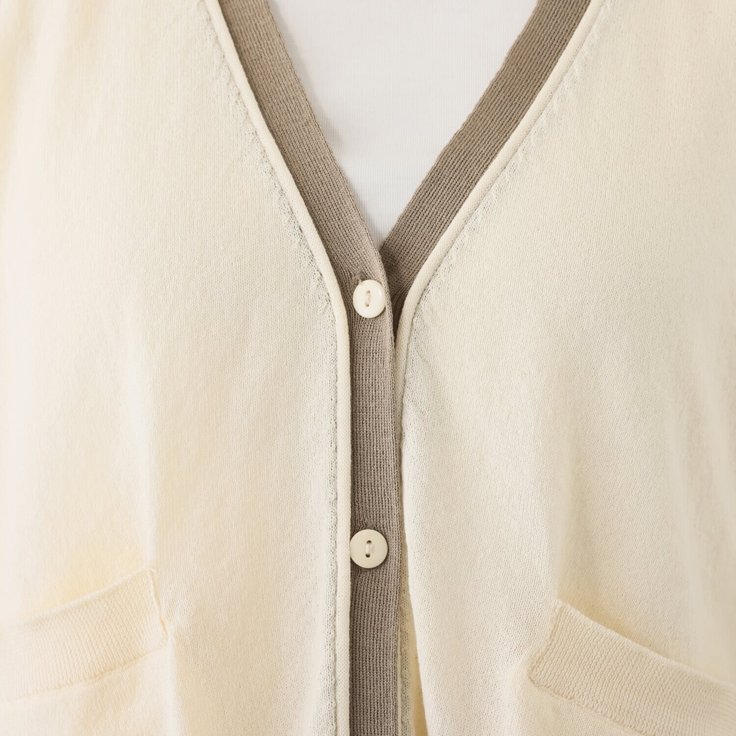 ウノ・ウノ・ドゥーエ コーデにスパイスを！ 前後差ヘムデザイン ラインアクセント カーディガン