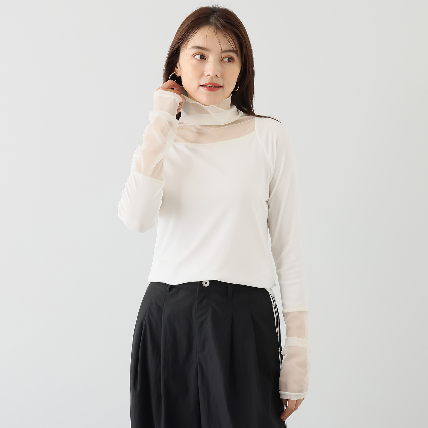 ウノ・ウノ・ドゥーエ シアー切替 タートルネック プルオーバー