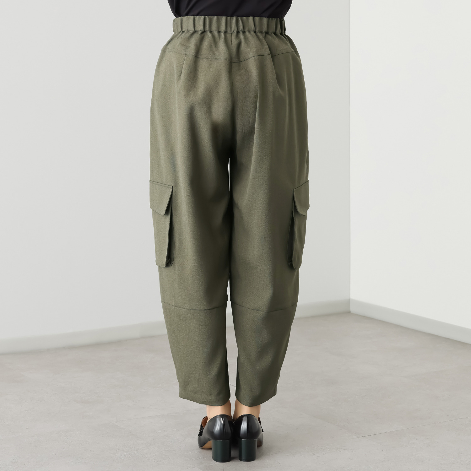 イシカワラボ★ヒトミ 上品な艶感がある 立体カーゴデザイン カーブパンツ