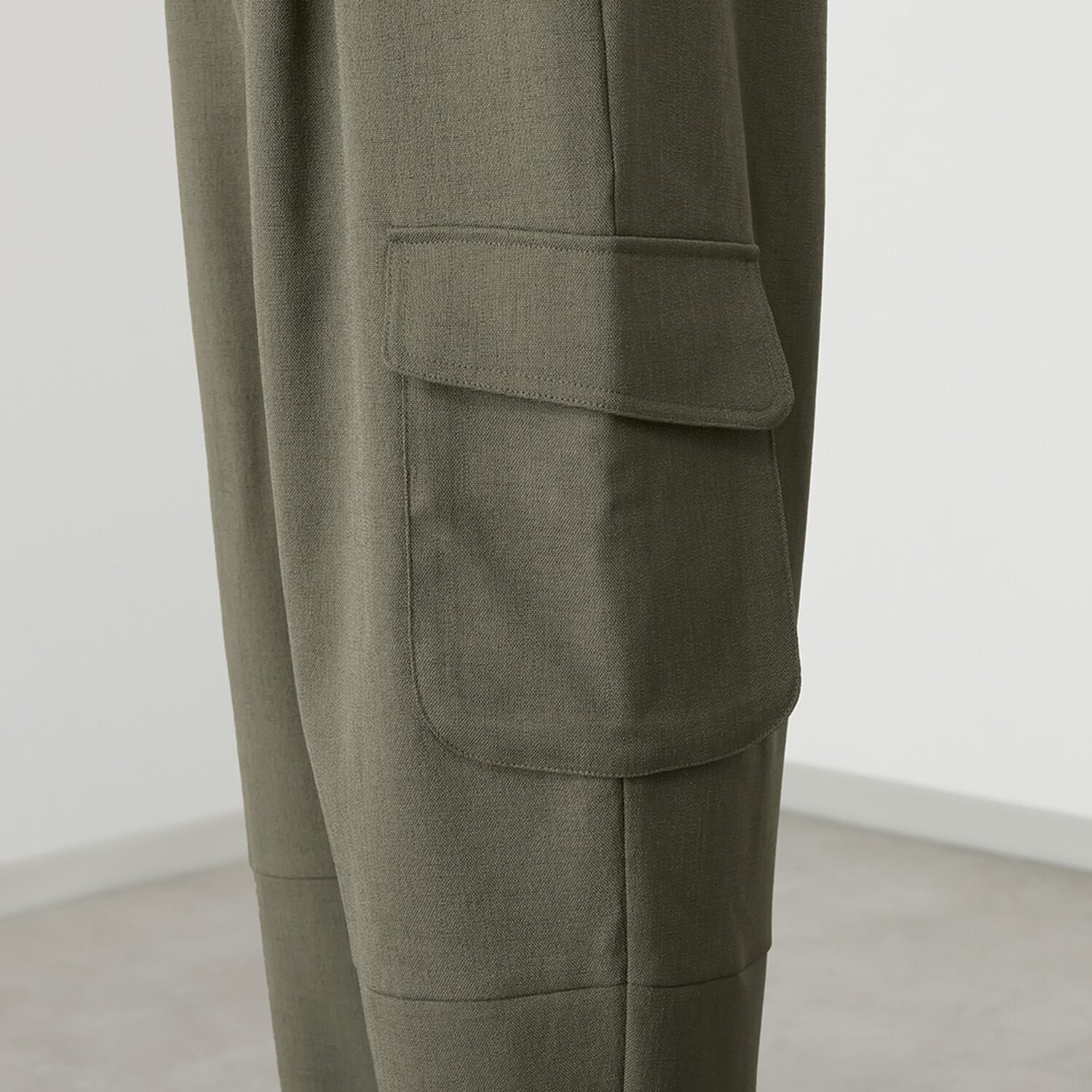 イシカワラボ★ヒトミ 上品な艶感がある 立体カーゴデザイン カーブパンツ