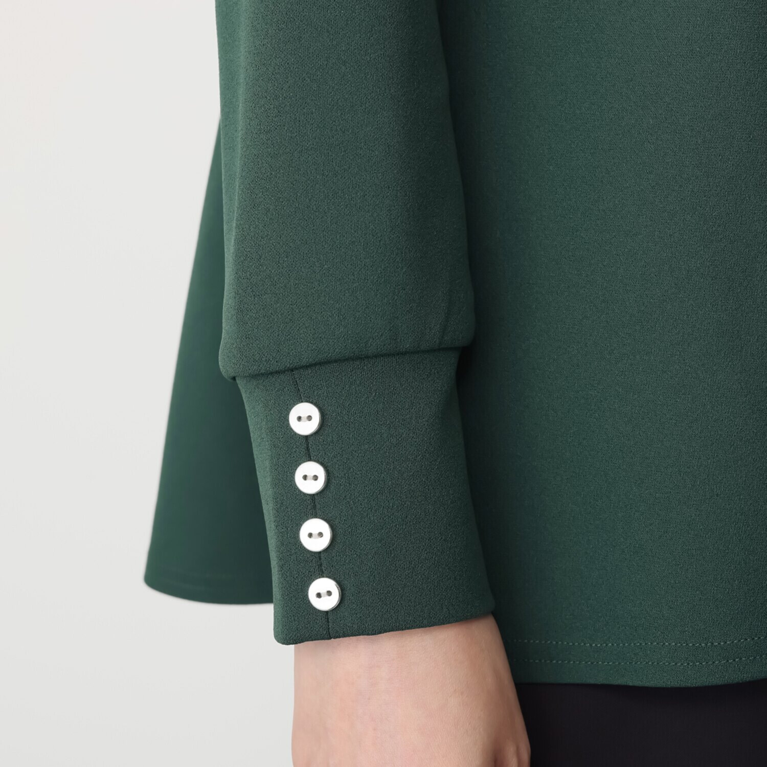 イシカワラボ★ヒトミ バックサテンジョーゼット ペプラムデザイン 袖口ボタンアクセント プルオーバー