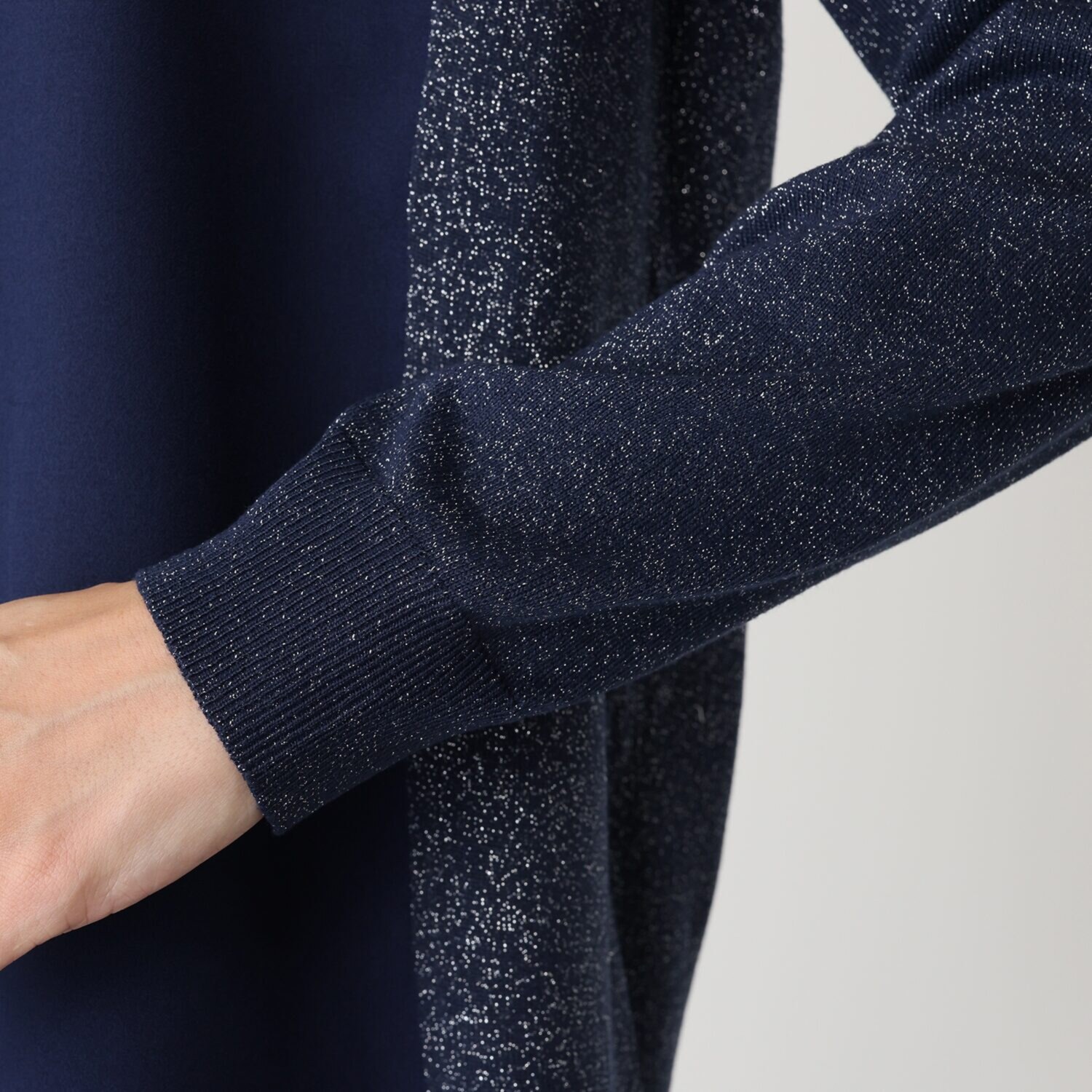 バーチ　ドゥエ ラメニットの輝きと 梨地ジョーゼットの ドッキングプルオーバー