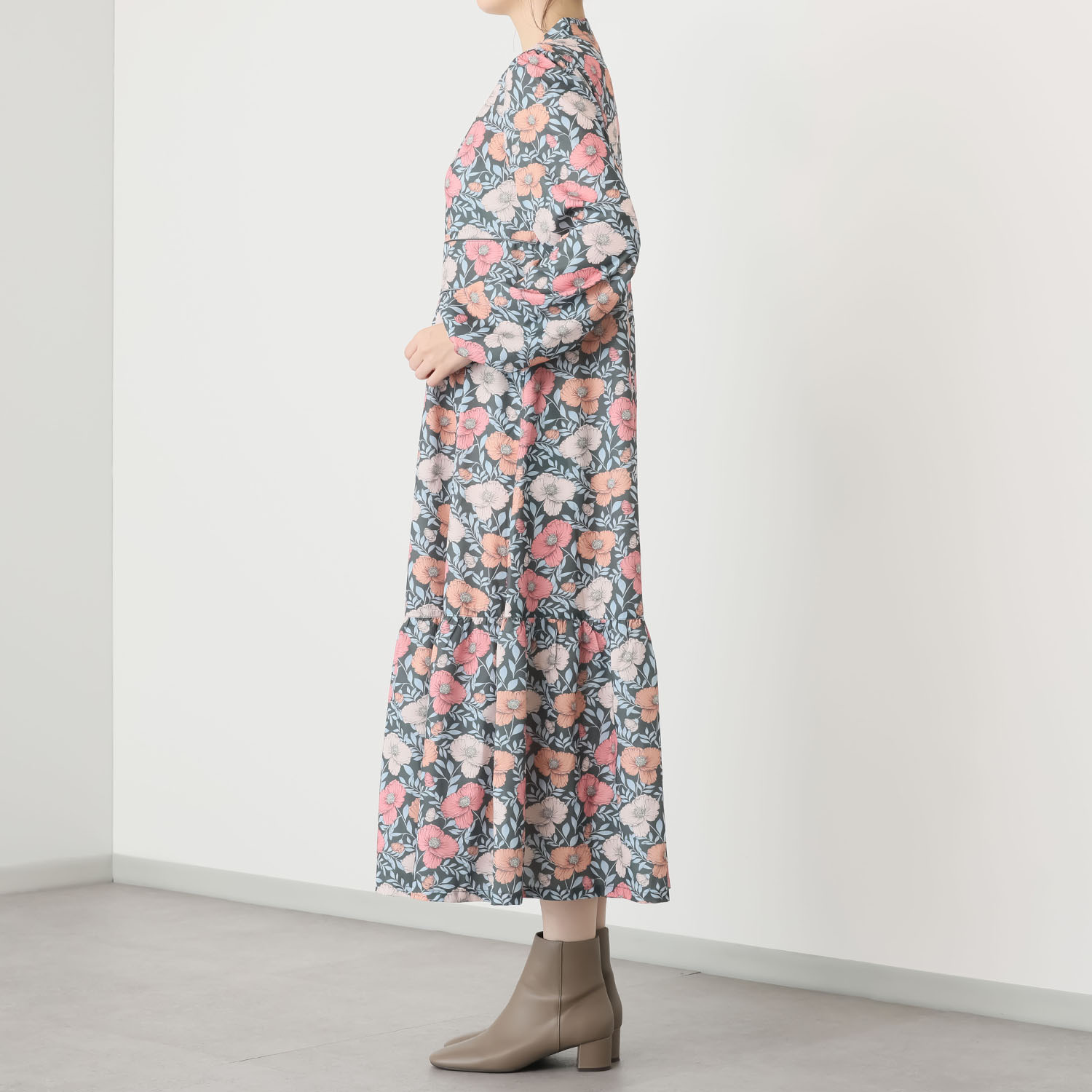 ブルーコレクション 秋の風感じる！ アネモネプリント ティアードワンピース