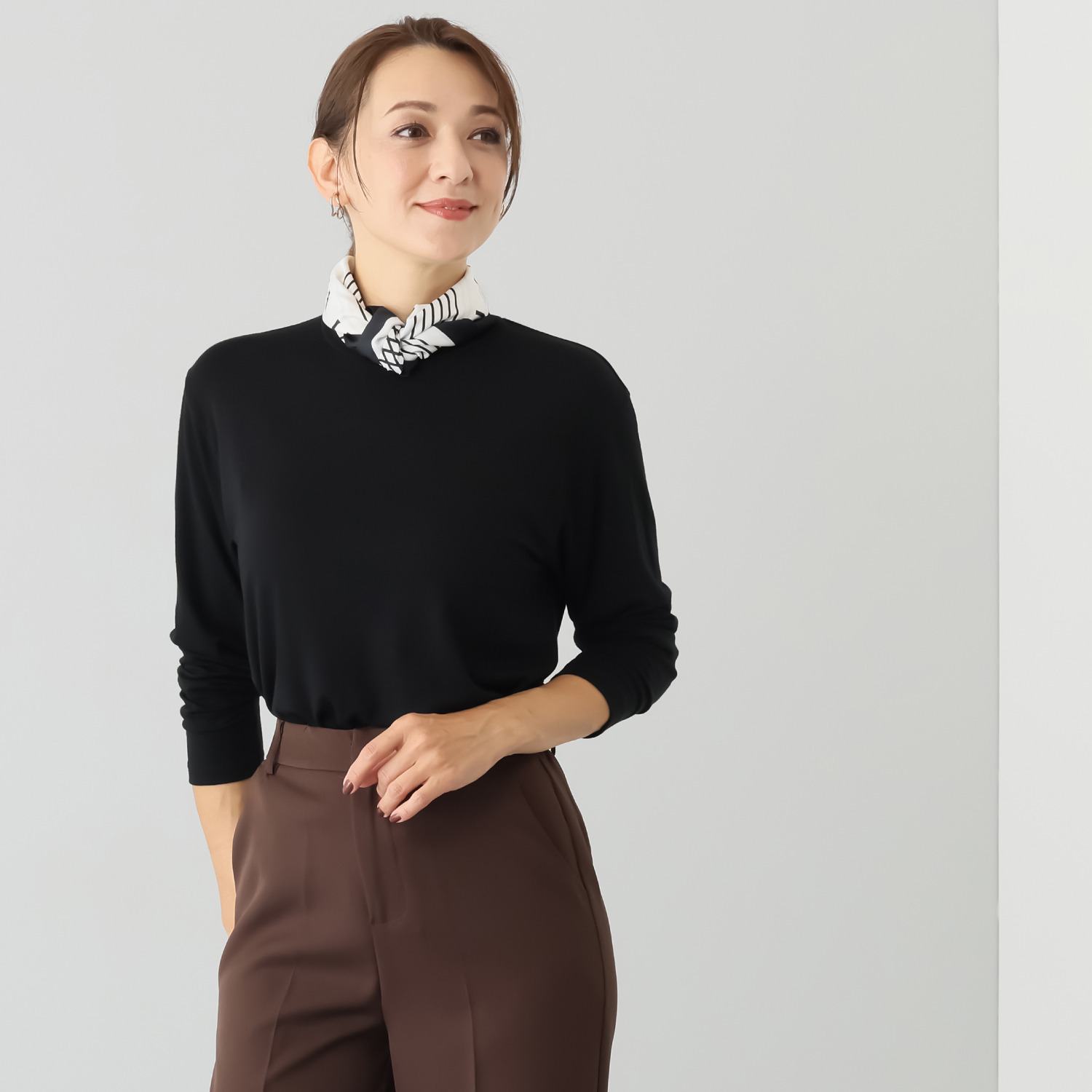 エイガールズ とろける肌触り スーパーストレッチ テンセルカシミヤ混 クルーネックプルオーバー