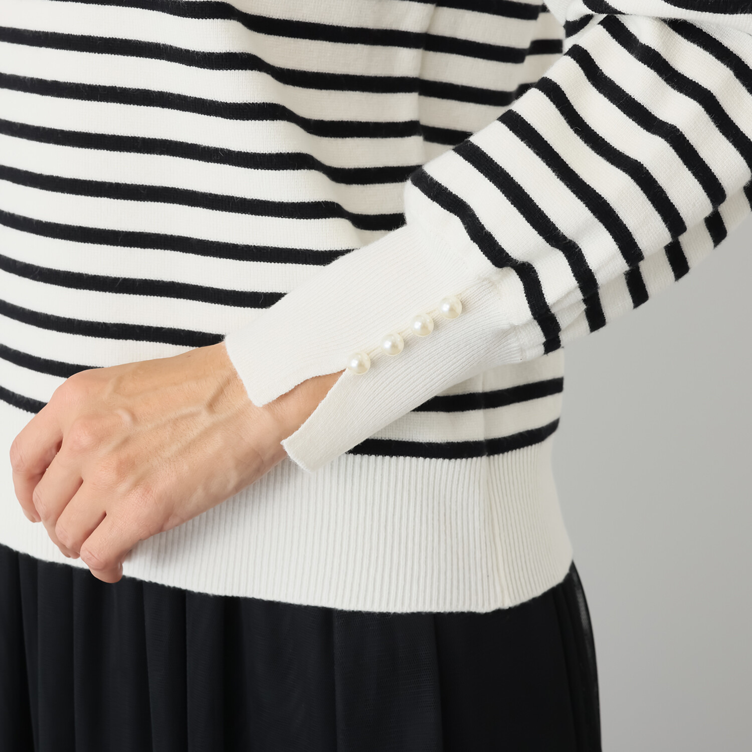 ルクオーレ パール調ボタンアクセント ニットプルオーバー