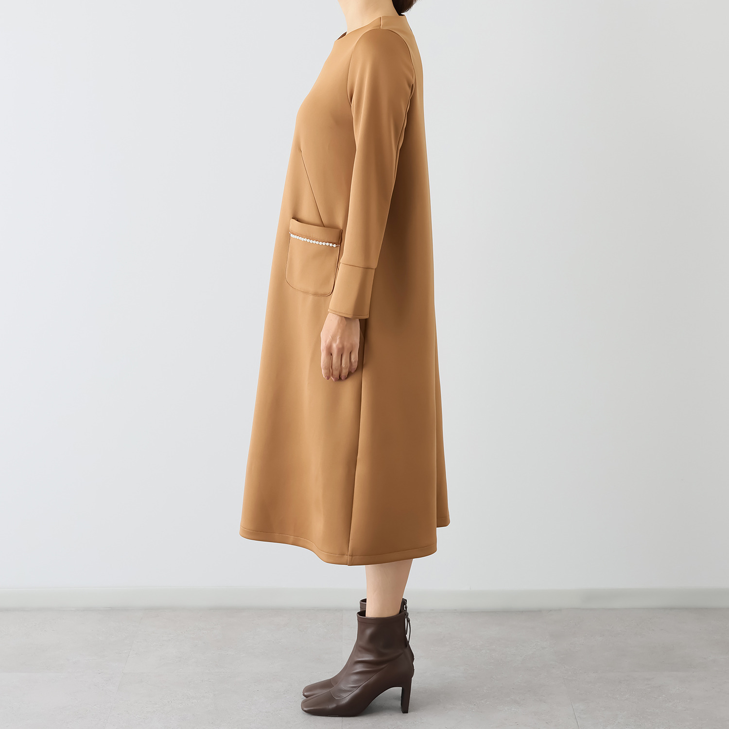 パルムミミ エレガントを気軽にまとう パールビジュウ付 Ａラインワンピース