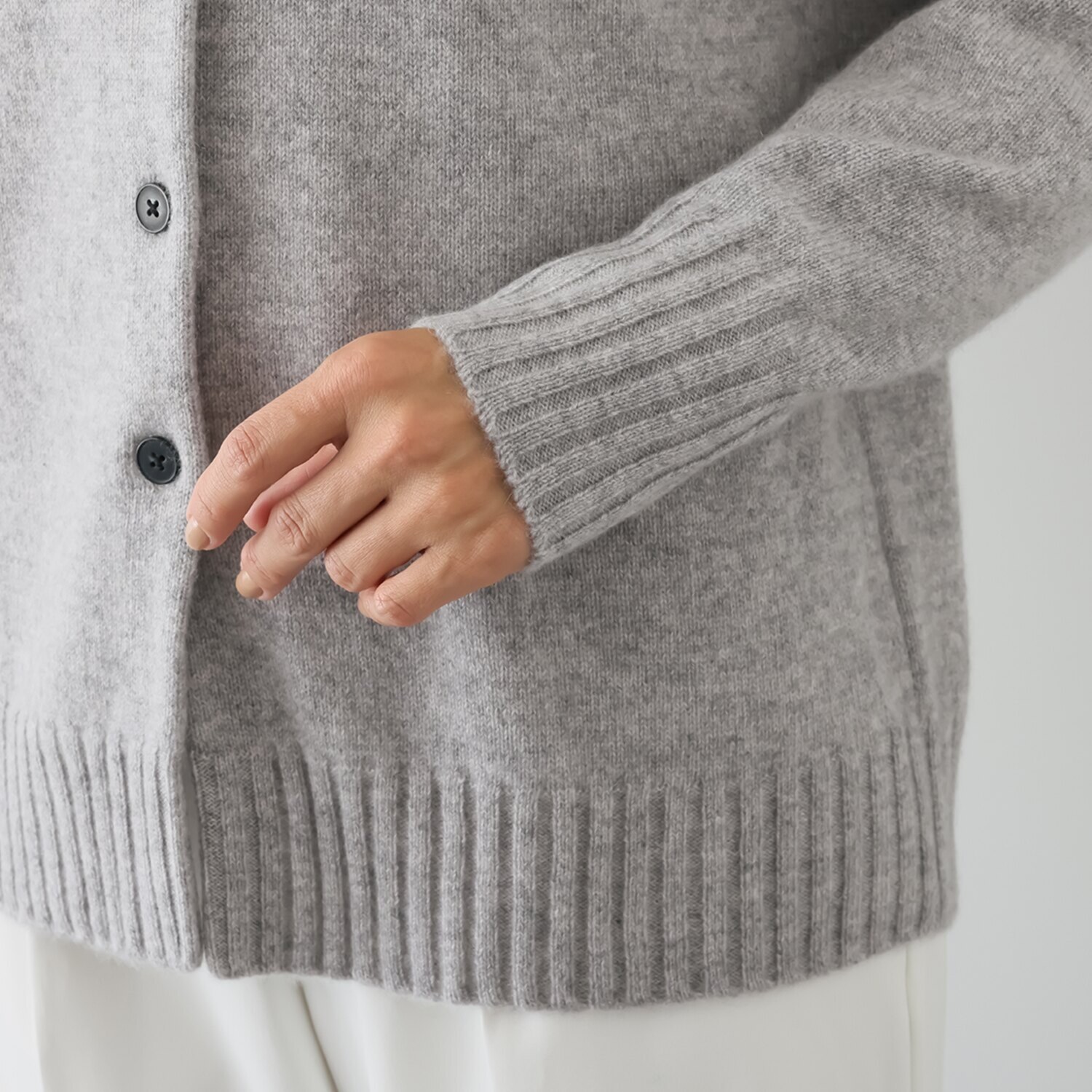 ナチュラム カシミヤ１００％ 襟元あったか ミドルゲージの ニットカーディガン