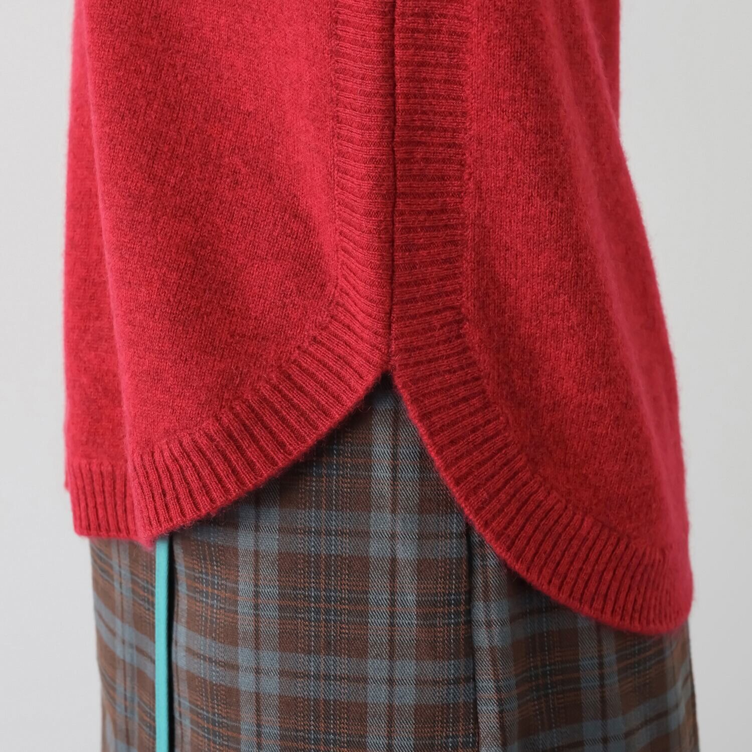 ナチュラム お手入れ簡単 カシミヤヤクの 裾のシルエットに拘った デザインセーター