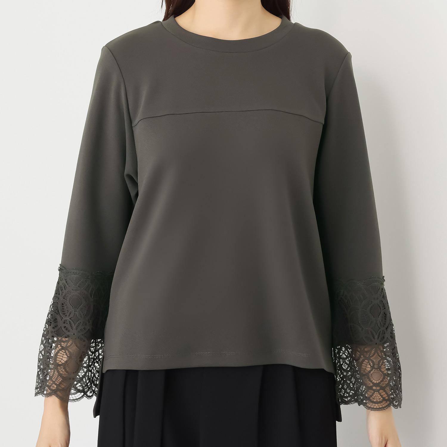 シルバーミントシュガー 袖口レースが印象的な 前ヨーク切替 ボックスシルエット プルオーバー