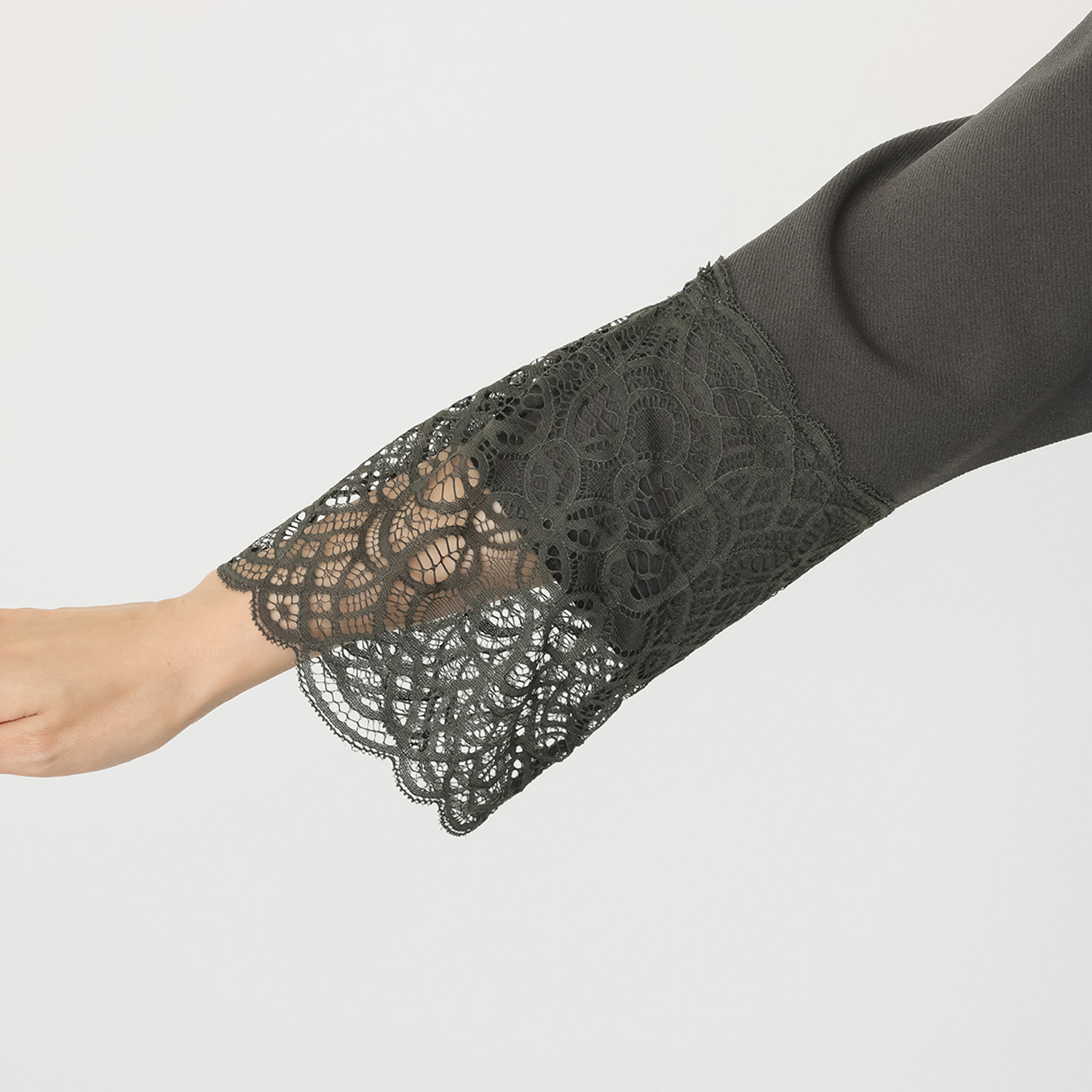 シルバーミントシュガー 袖口レースが印象的な 前ヨーク切替 ボックスシルエット プルオーバー