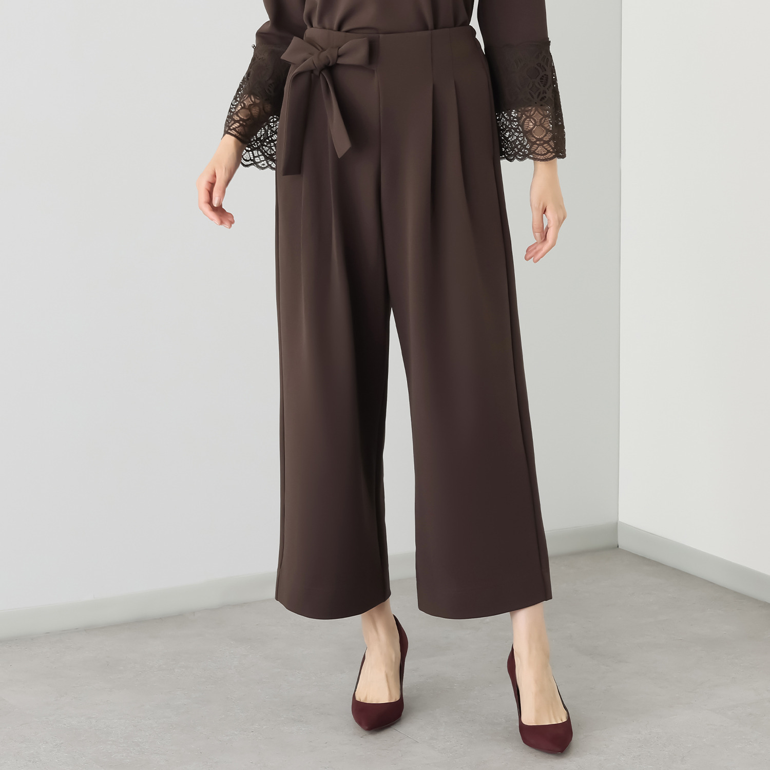 シルバーミントシュガー ウエストの太めリボンと ツータックが印象的な アムンゼン調 ストレッチワイドパンツ