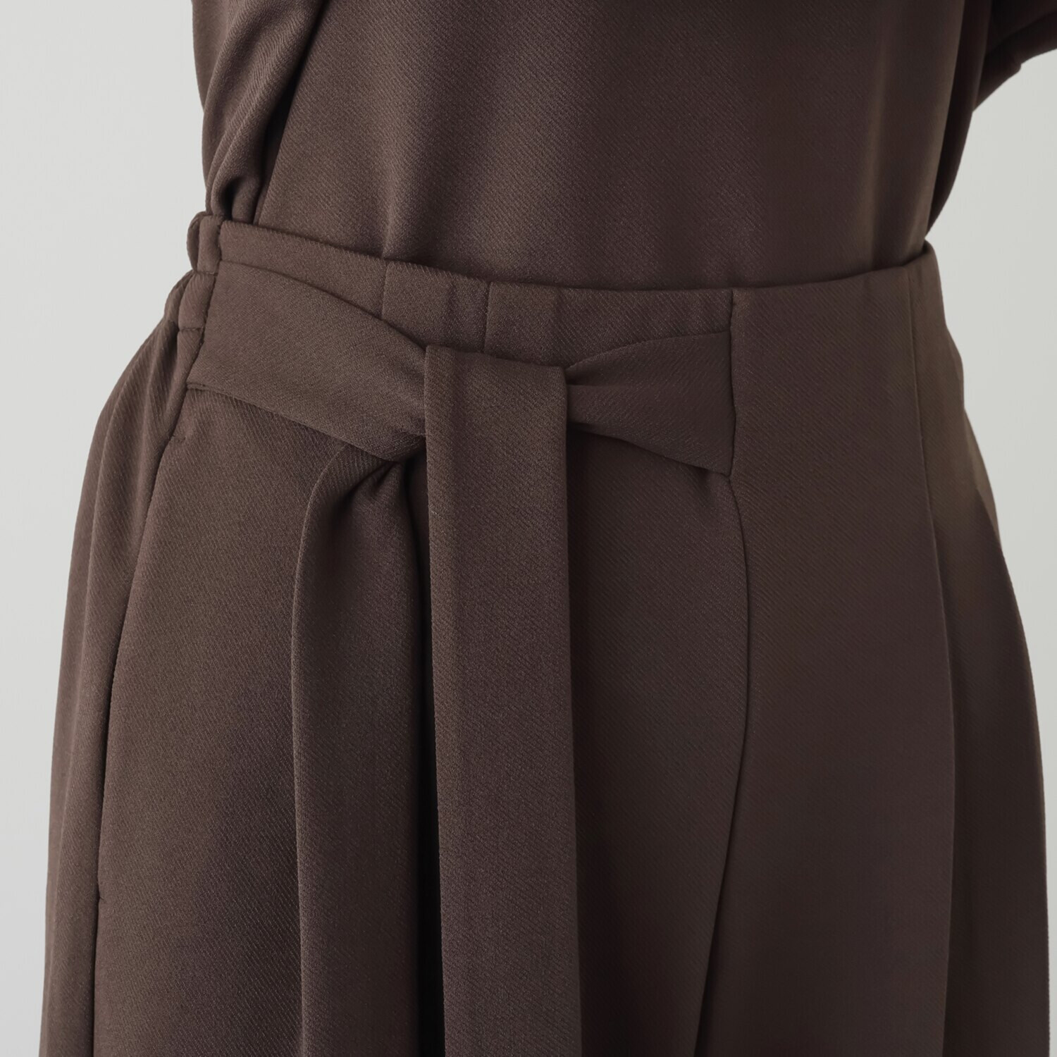 シルバーミントシュガー ウエストの太めリボンと ツータックが印象的な アムンゼン調 ストレッチワイドパンツ