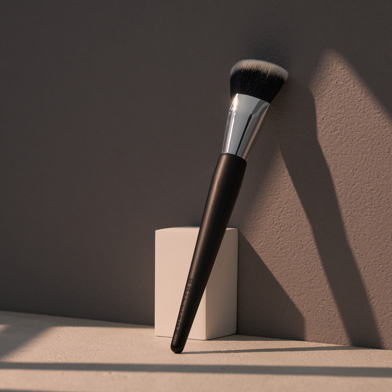 ブリリアージュ リキッドファンデも パウダリーファンデも お肌に均一に広げる ハイ　コントロール ファンデーション　ブラシ