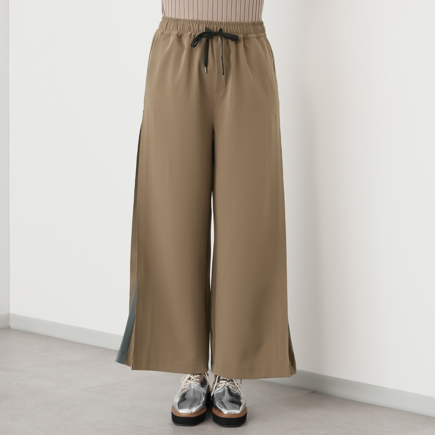 ラヴィーコンフォート サイドバイカラー アクセント ストレッチフレアーパンツ