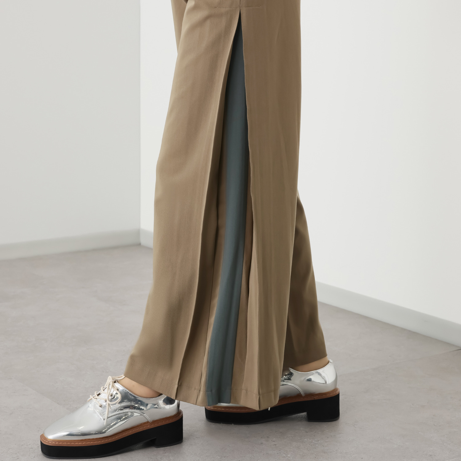 ラヴィーコンフォート サイドバイカラー アクセント ストレッチフレアーパンツ