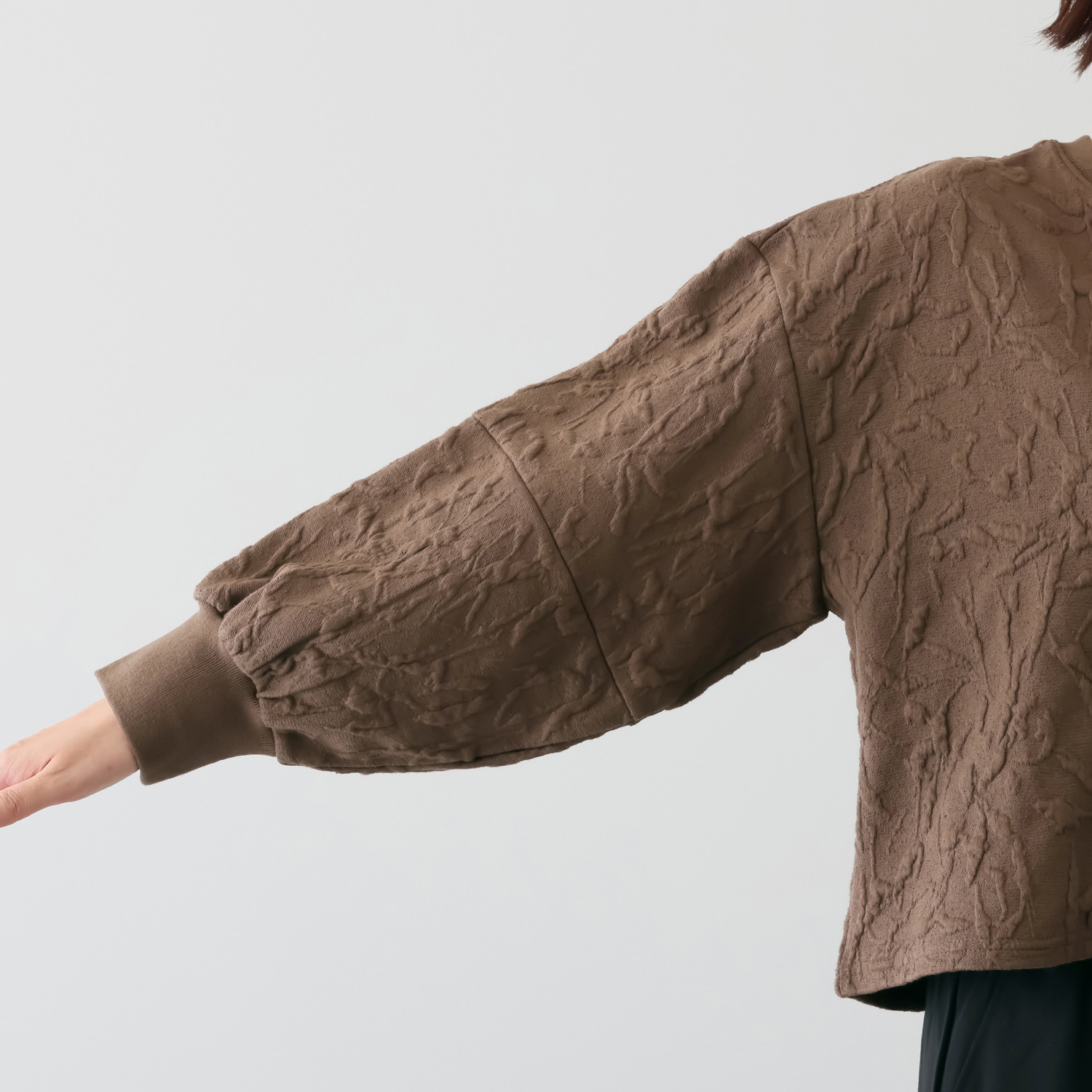 ラヴィーコンフォート 立体ジャガードがポイント 裾切り替え＆ リブ編アクセント ガーリープルオーバー