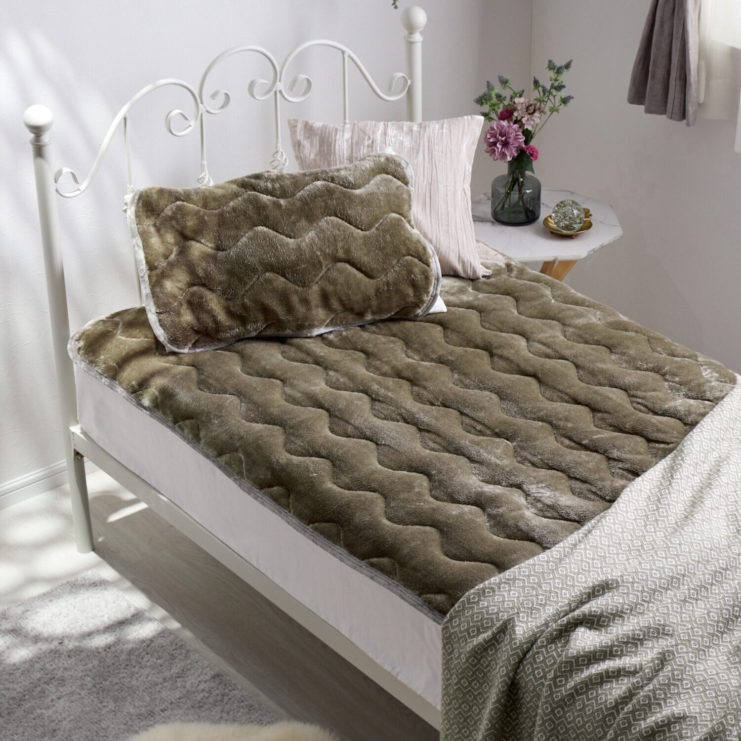 モリリン 凄暖 アルミ蒸着蓄熱シート入り ふっくらやわらか 贅沢敷きパッド ＜セミダブル＞