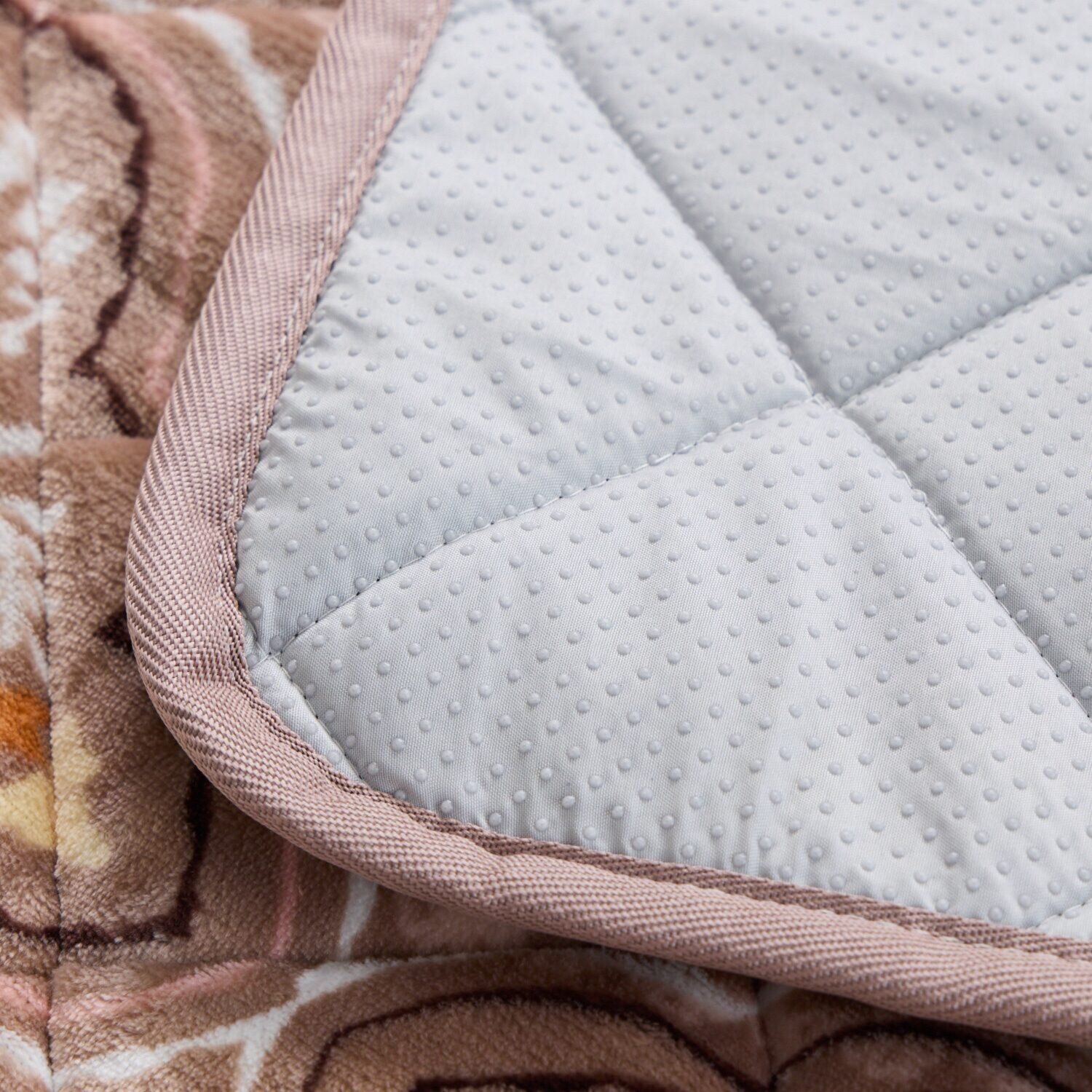 モリリンＷＯＭＡ 多層構造で暖か！ アルミ蒸着シート入り 洗えるぽかぽか ふっくらラグ ＜１３０×１９０ｃｍ＞