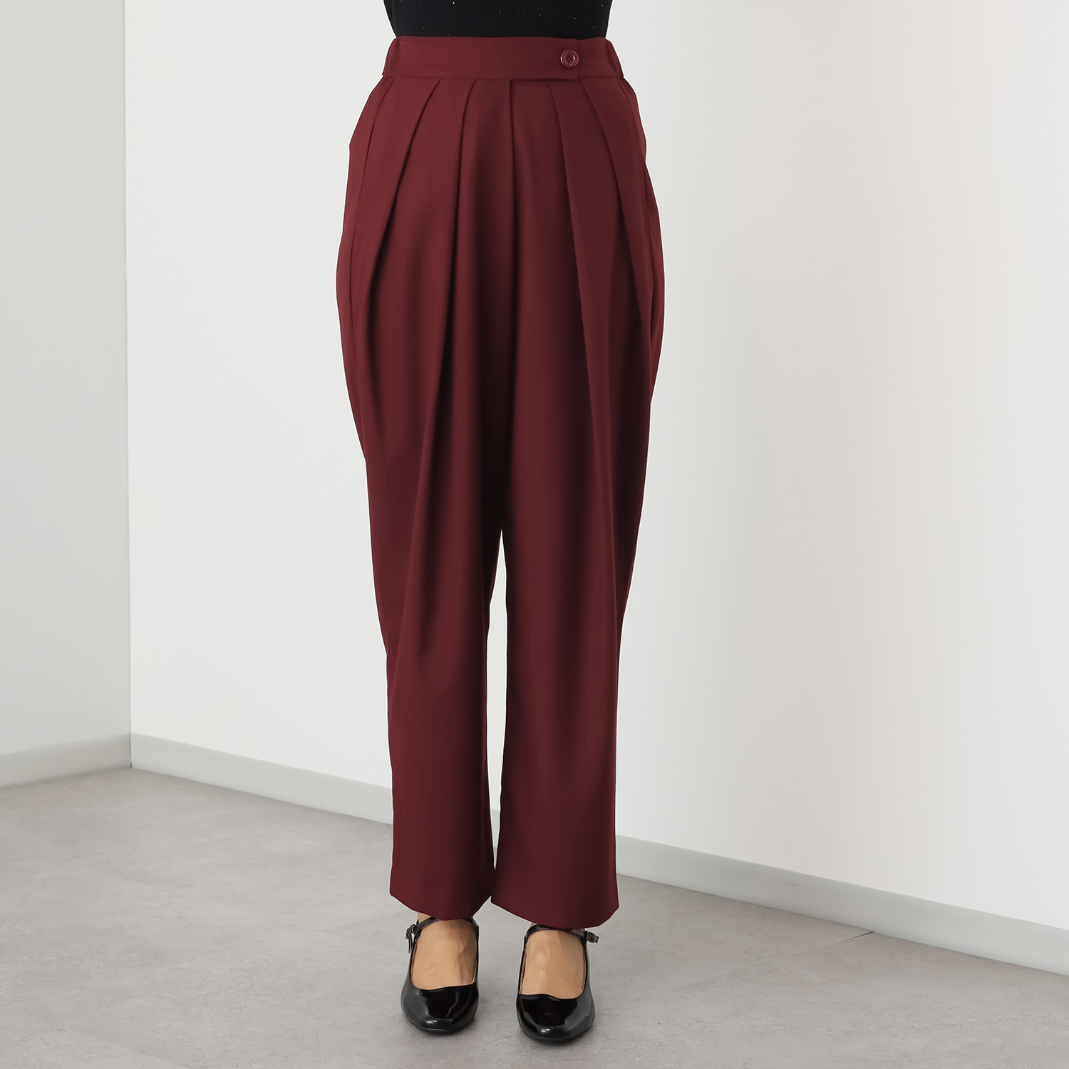 アンブリエ タック カーブパンツ