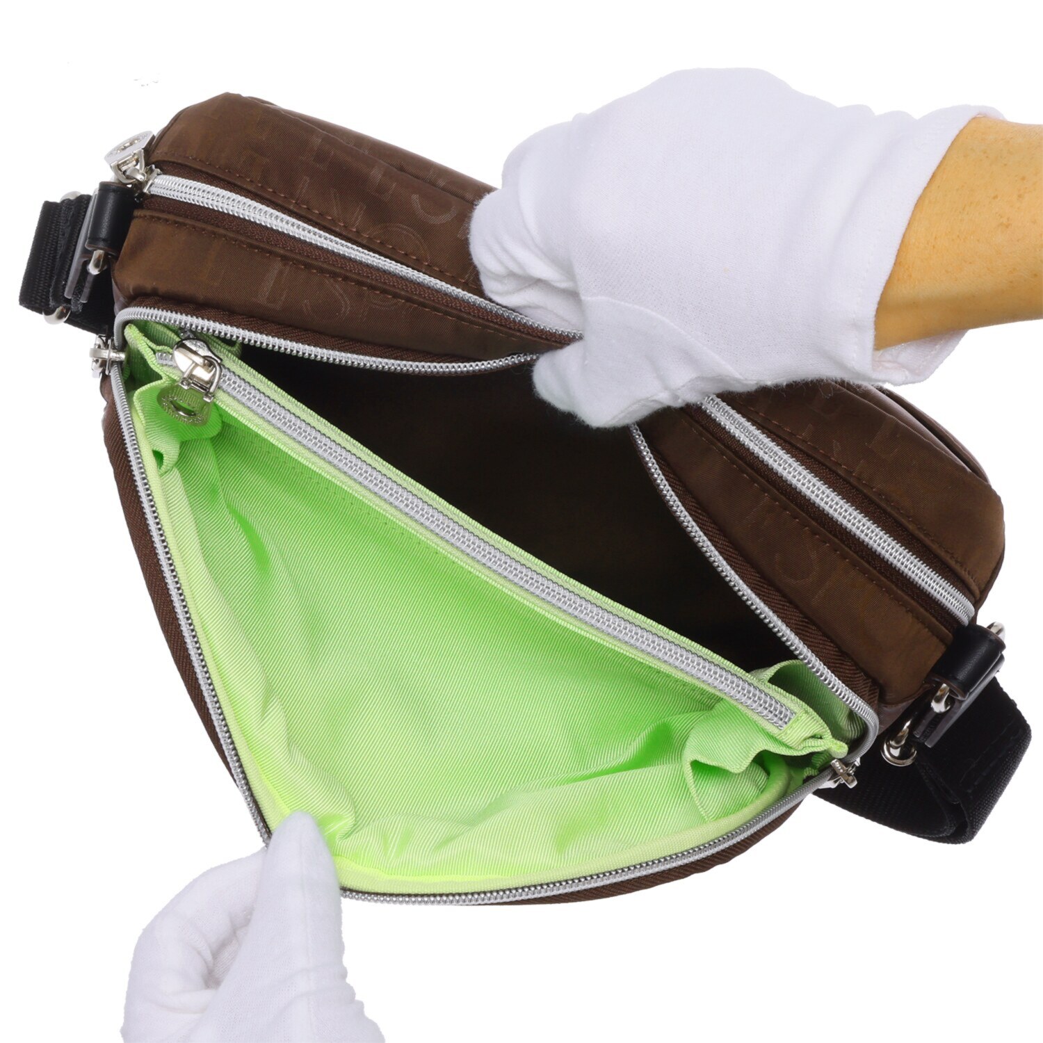 ＥＬＬＥ　ＳＰＯＲＴ 軽量　はっ水 ヒートエンボスナイロン ボックスショルダーバッグ