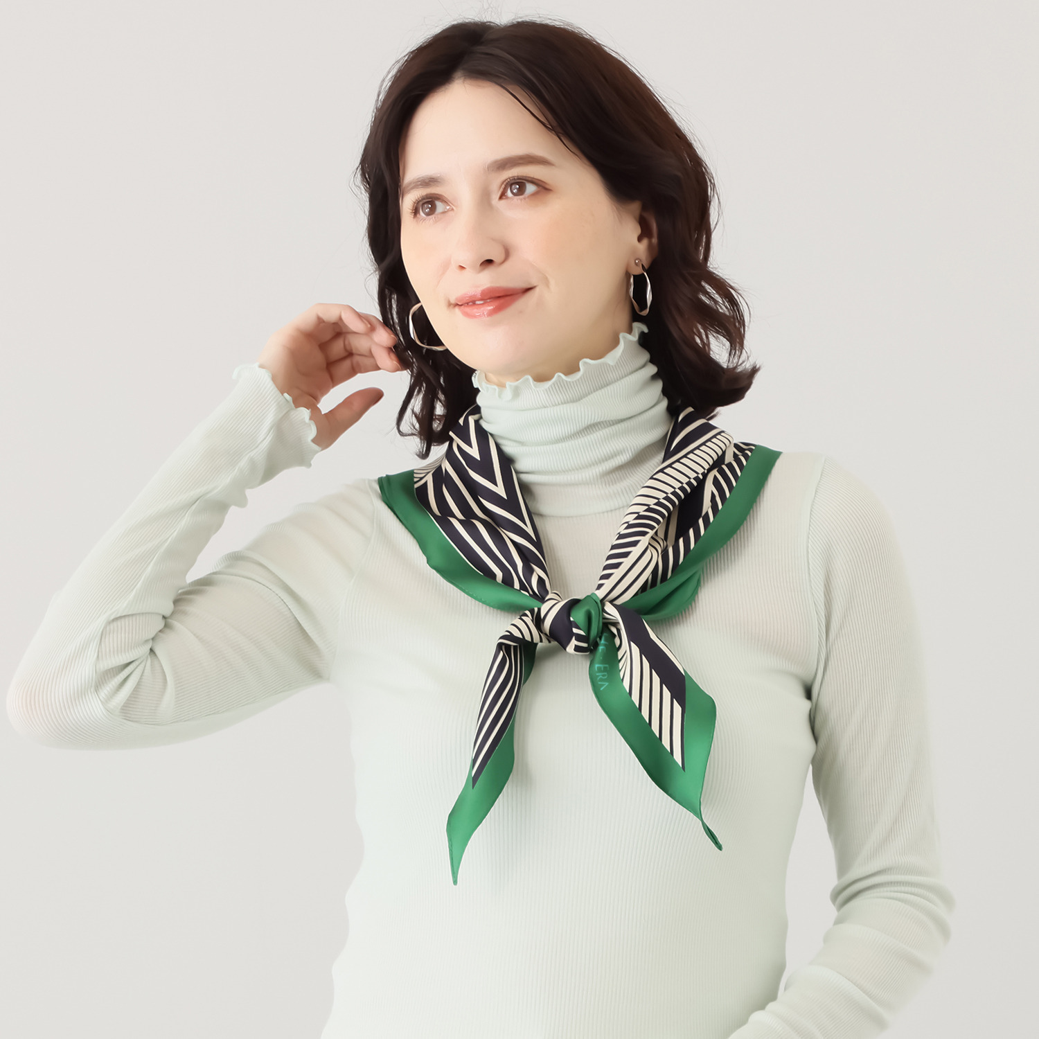 ヘ・エラ シルク１００％ 簡単・おしゃれ アレンジ幅が広がる！ 菱形スカーフ