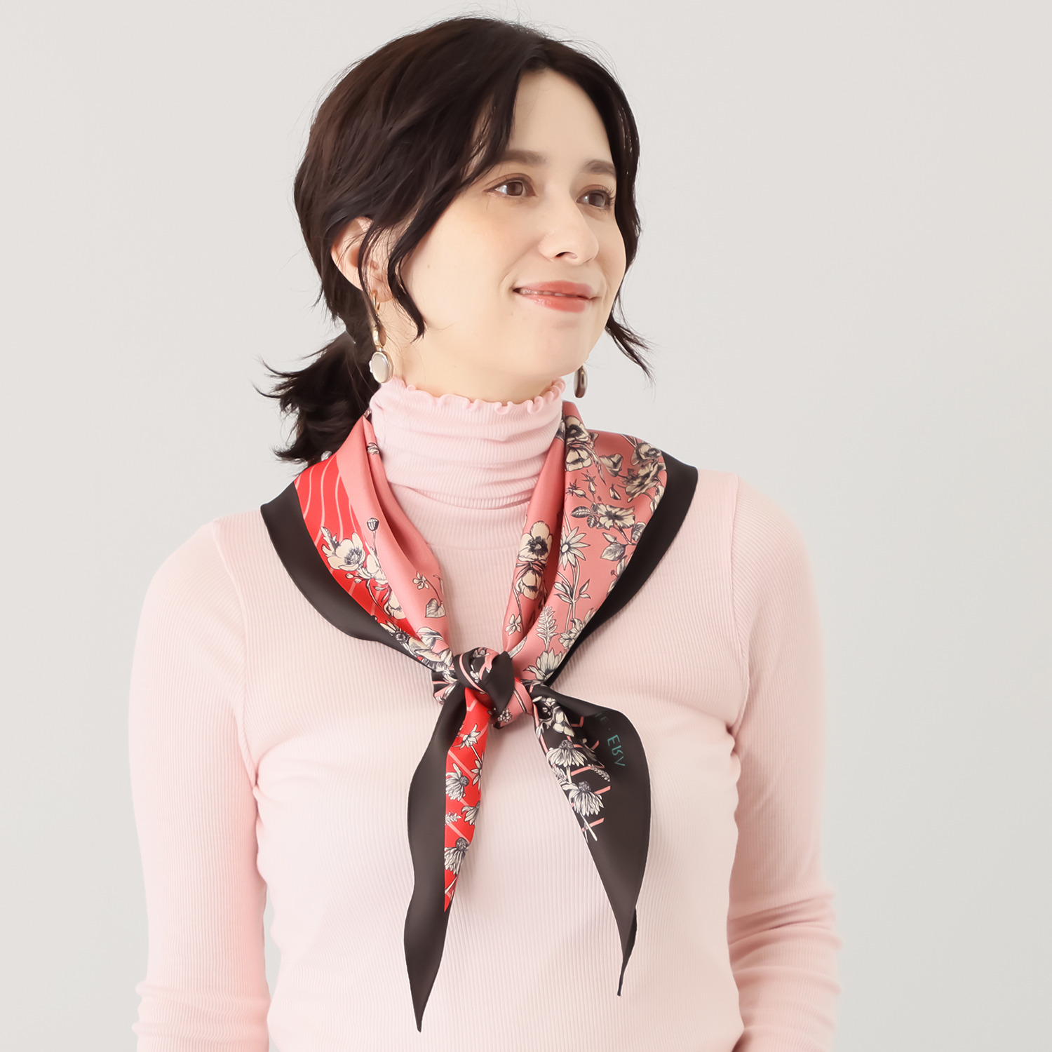 ヘ・エラ シルク１００％ 簡単・おしゃれ アレンジ幅が広がる！ 菱形スカーフ