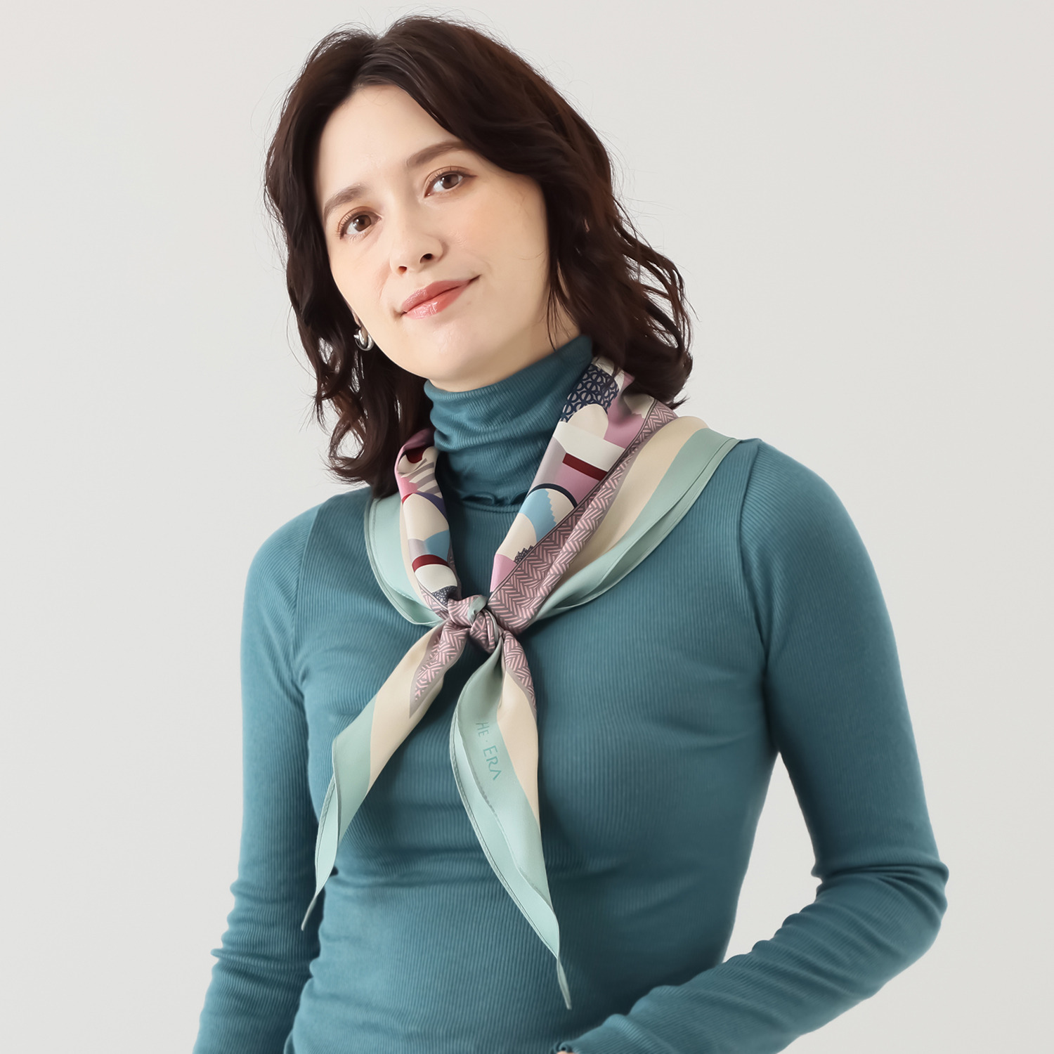 ヘ・エラ シルク１００％ 簡単・おしゃれ アレンジ幅が広がる！ 菱形スカーフ