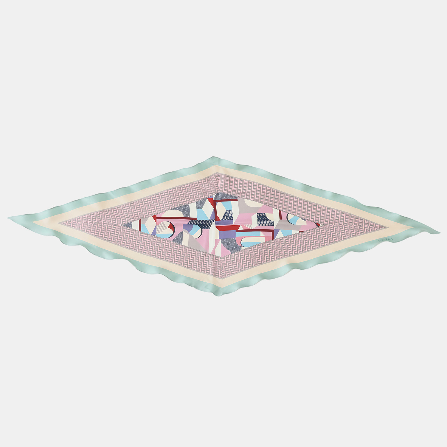 ヘ・エラ シルク１００％ 簡単・おしゃれ アレンジ幅が広がる！ 菱形スカーフ