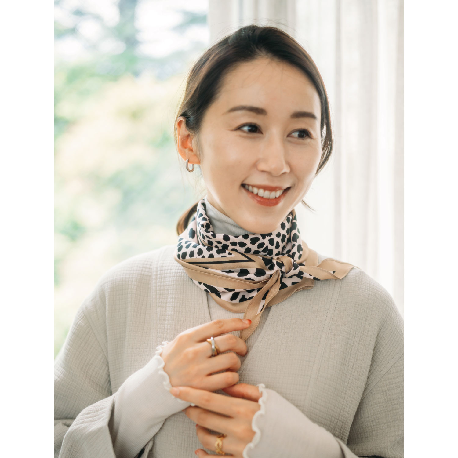 ヘ・エラ シルク１００％ 簡単・おしゃれ アレンジ幅が広がる！ 菱形スカーフ