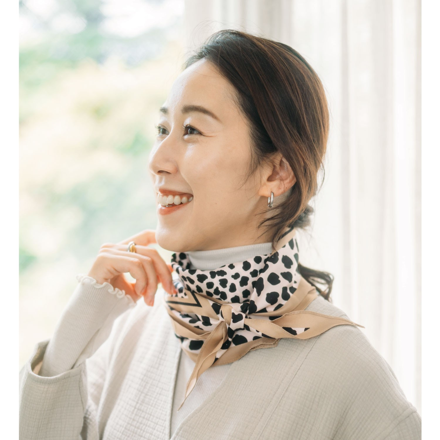 ヘ・エラ シルク１００％ 簡単・おしゃれ アレンジ幅が広がる！ 菱形スカーフ