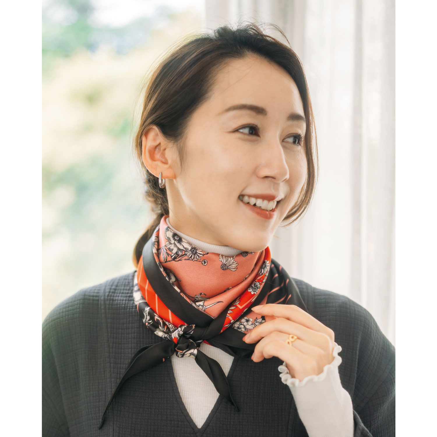 ヘ・エラ シルク１００％ 簡単・おしゃれ アレンジ幅が広がる！ 菱形スカーフ