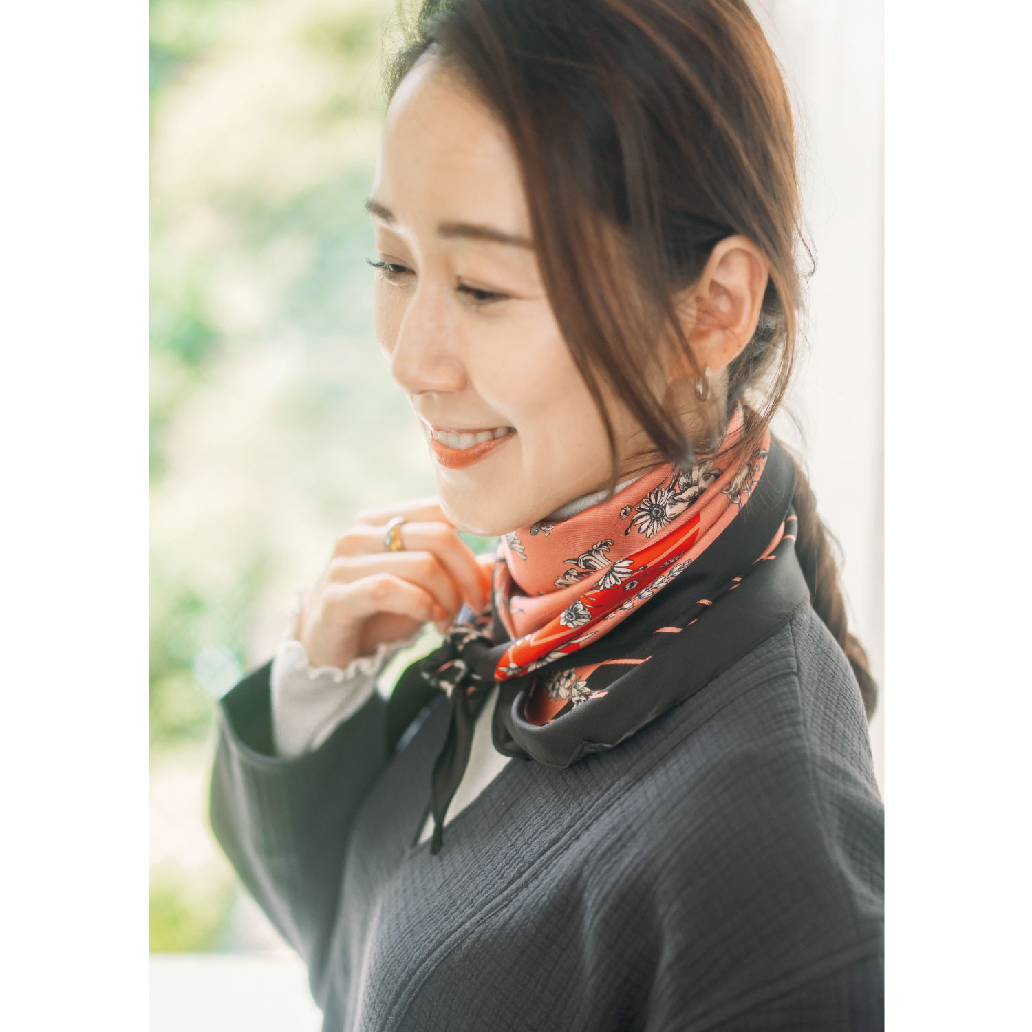 ヘ・エラ シルク１００％ 簡単・おしゃれ アレンジ幅が広がる！ 菱形スカーフ