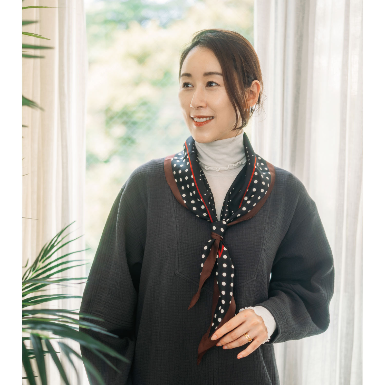 ヘ・エラ シルク１００％ 簡単・おしゃれ アレンジ幅が広がる！ 菱形スカーフ