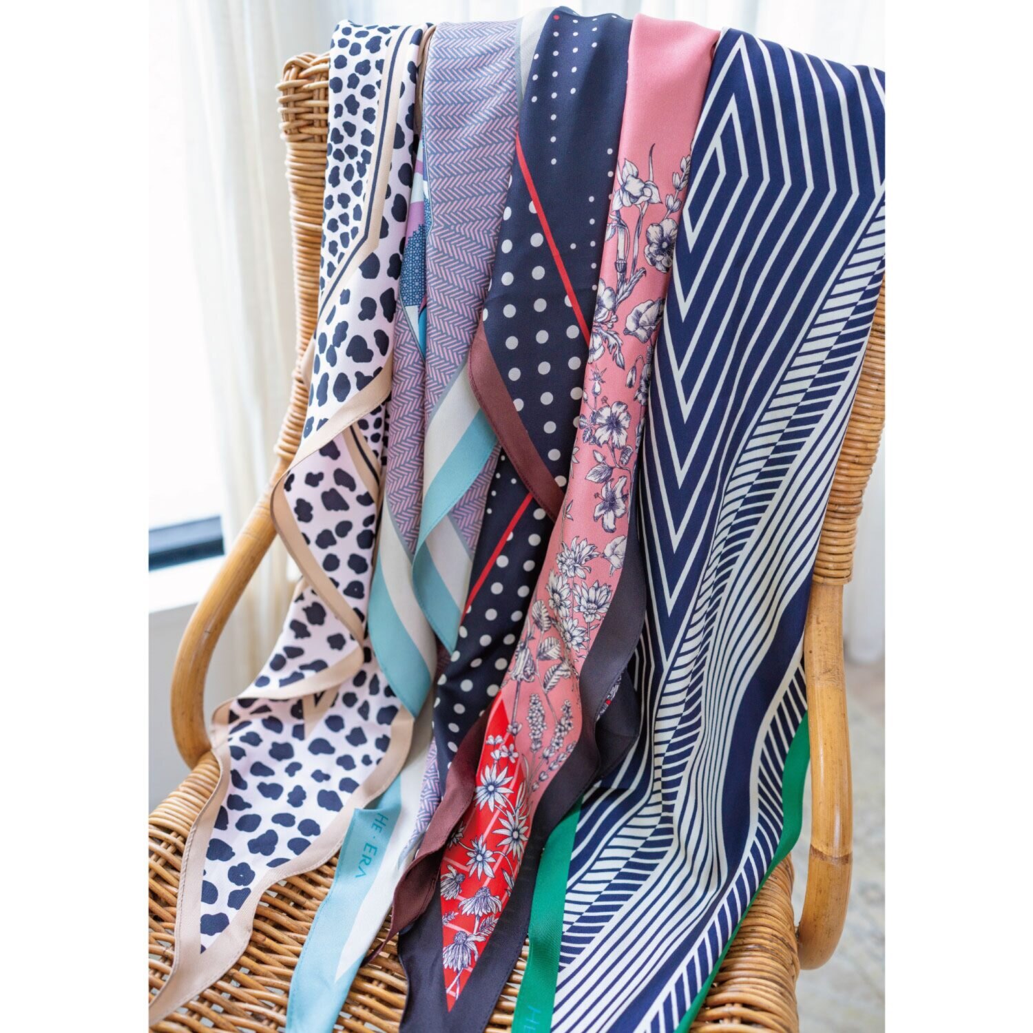 ヘ・エラ シルク１００％ 簡単・おしゃれ アレンジ幅が広がる！ 菱形スカーフ