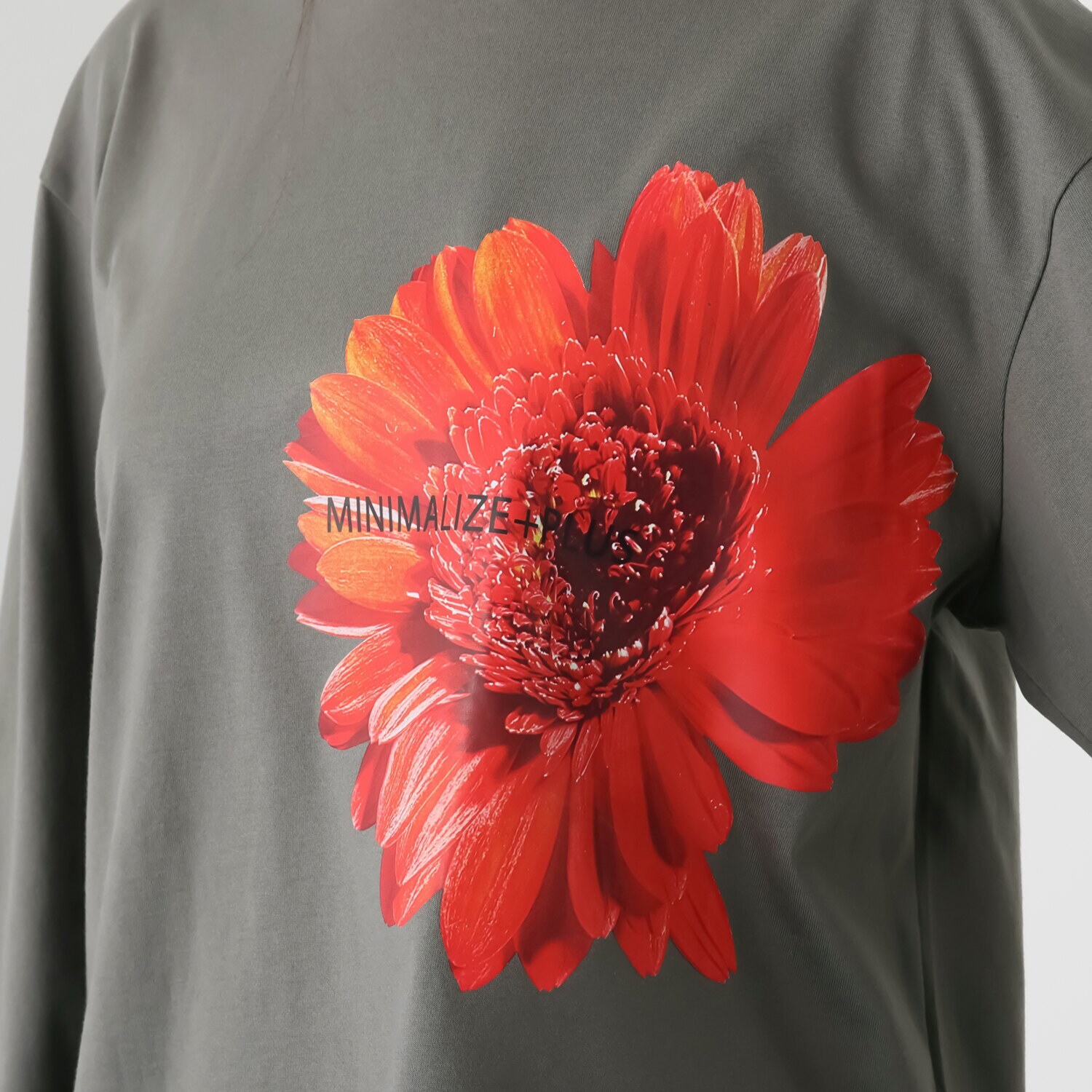 ミニマライズプラス 高田賢三氏への オマージュの一枚 ガーベラ フラワープリント プルオーバー