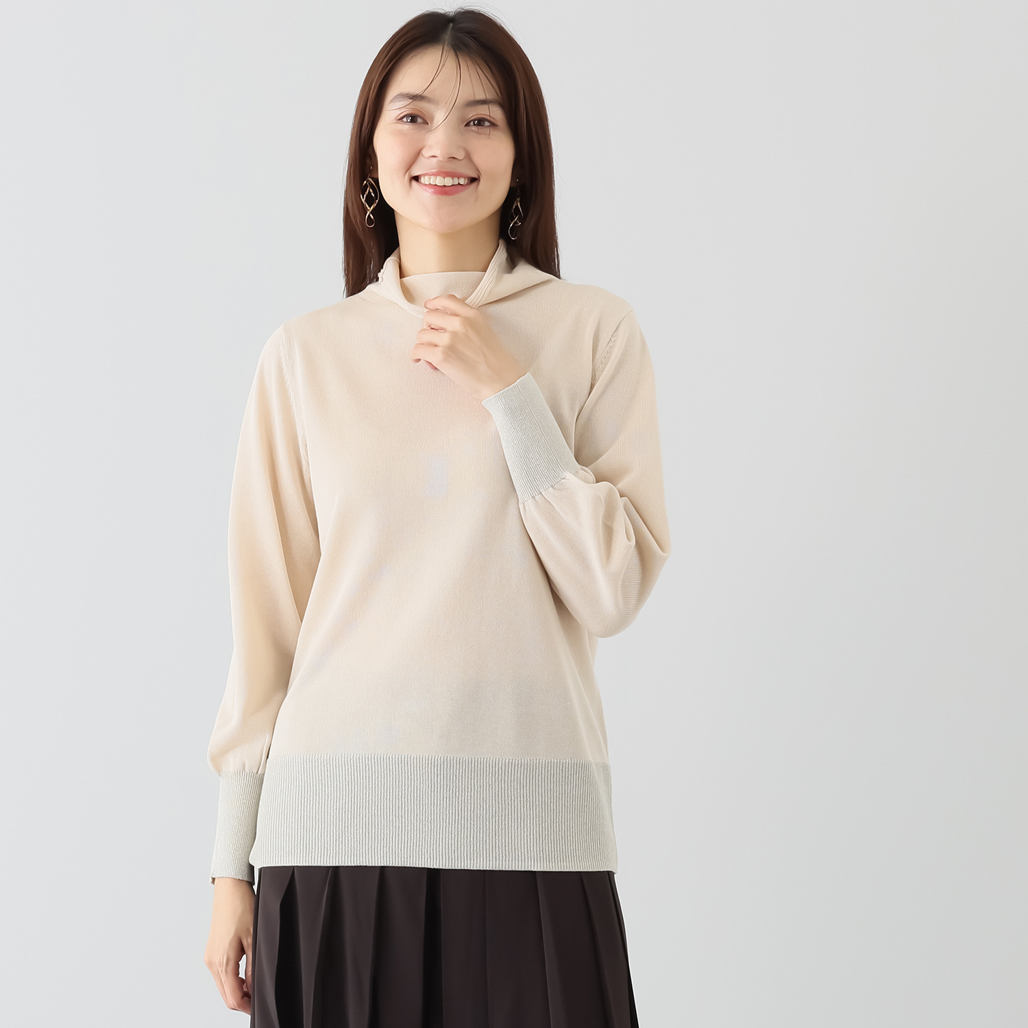 ミニマライズプラス 大人の上品な輝き放つ モックネック ニットプルオーバー