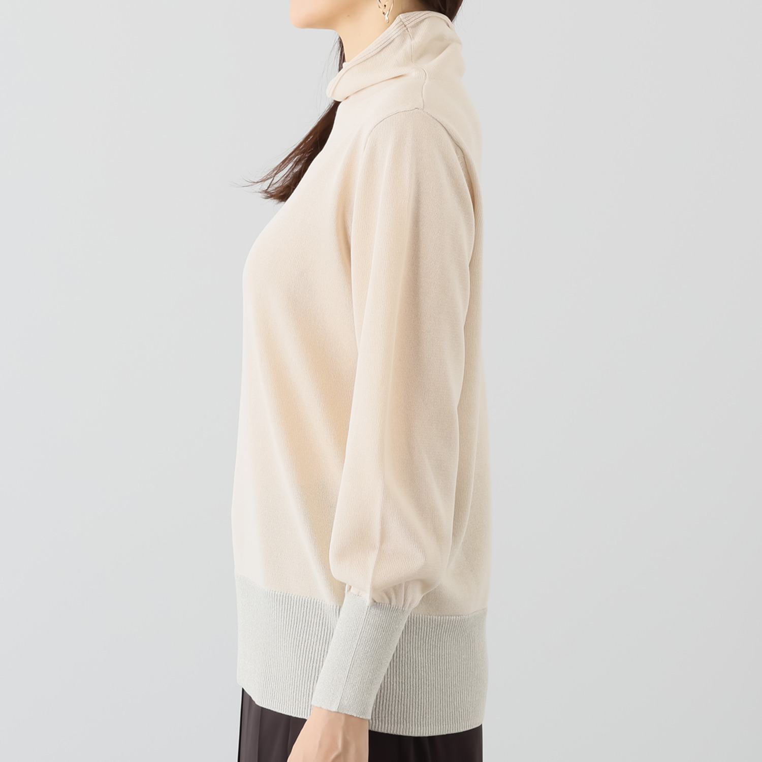 ミニマライズプラス 大人の上品な輝き放つ モックネック ニットプルオーバー
