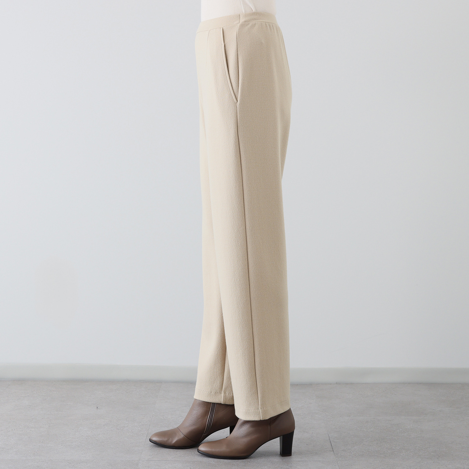 上質ごこち ＵＶカット スーパープレミアム ウール混ストレートパンツ