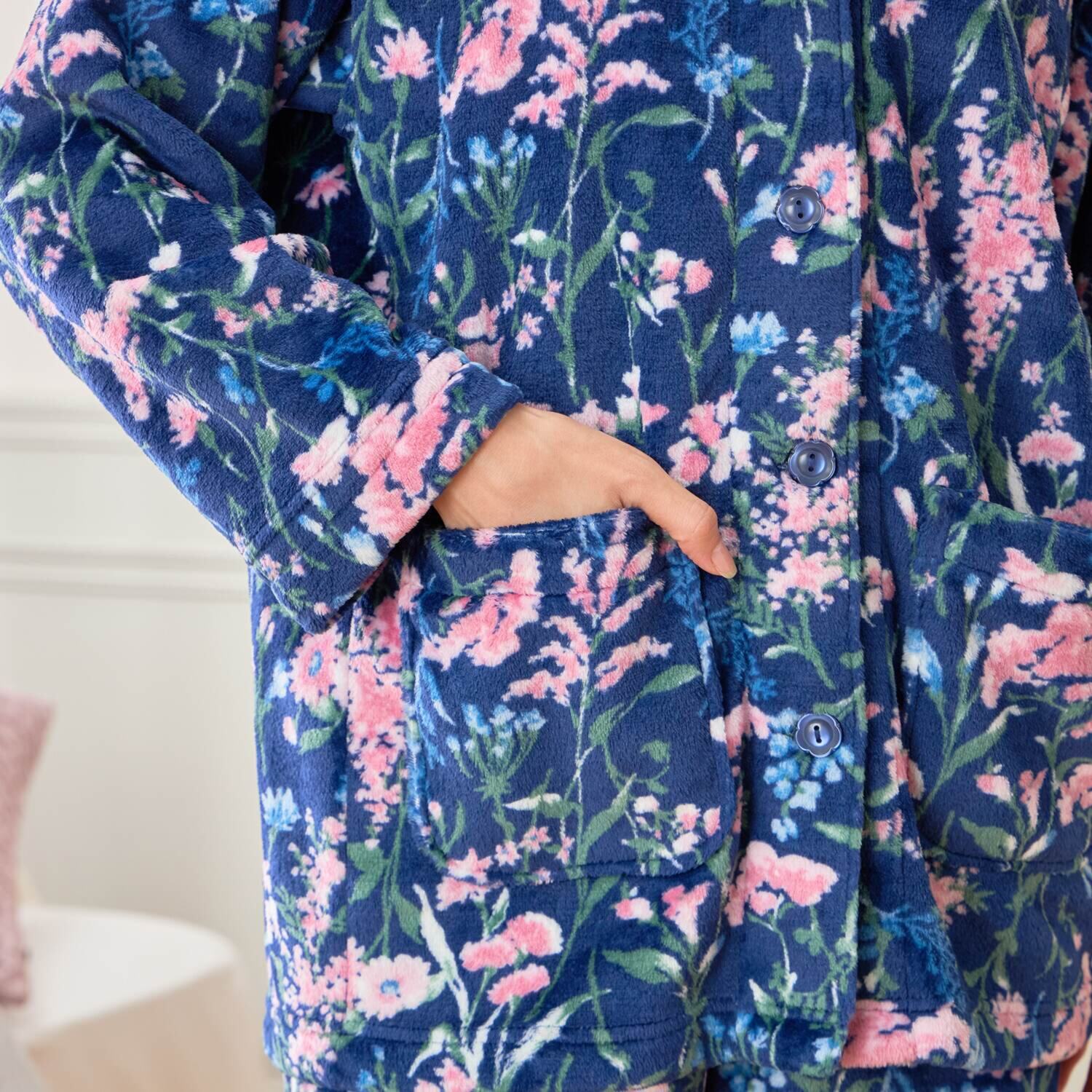 ｎｉｓｈｉｋａｗａ 軽くてフワフワタッチ 首元・お腹あったか ラグランスリーブパジャマ