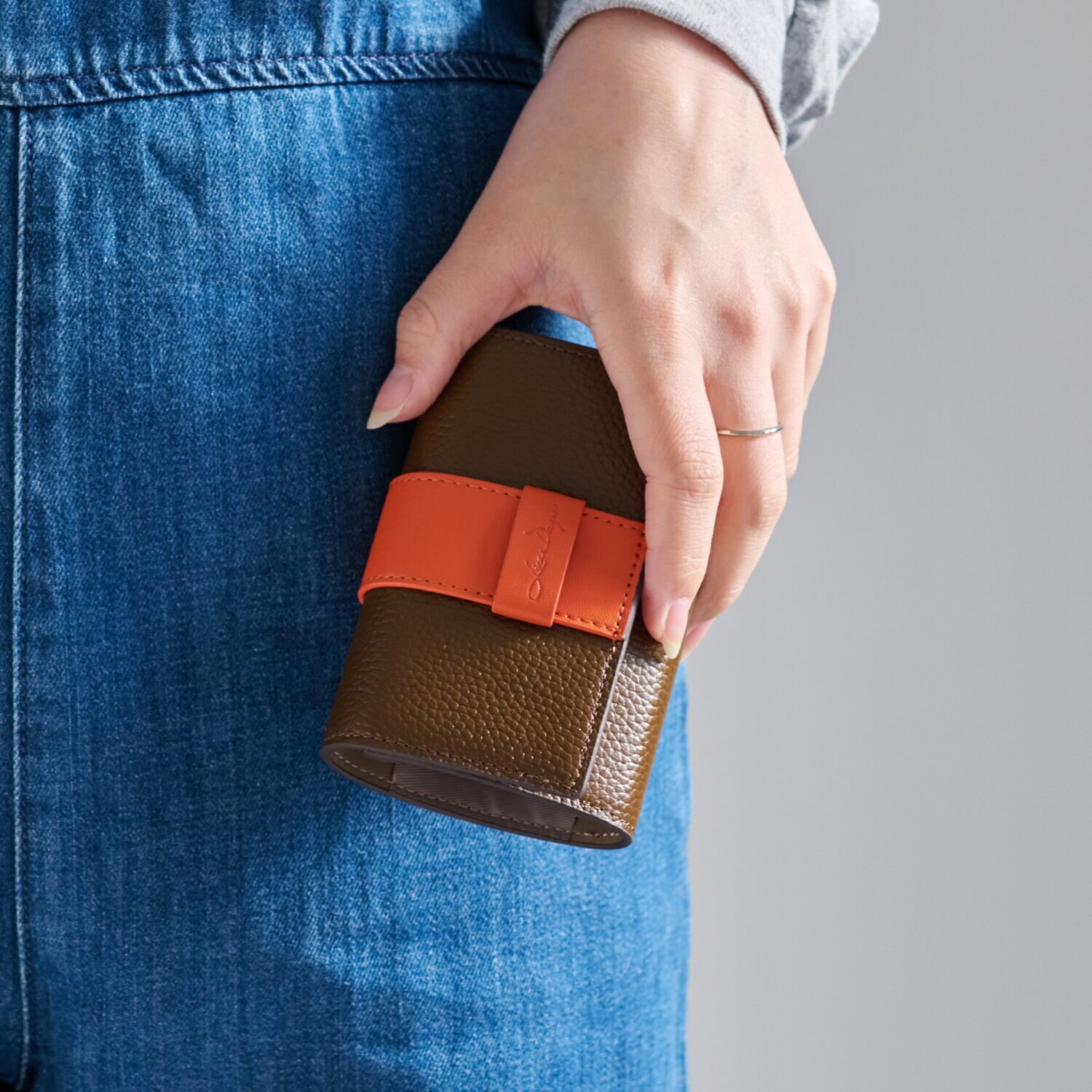 リズデイズ 牛革 ベルトデザイン じゃばら 二つ折り財布