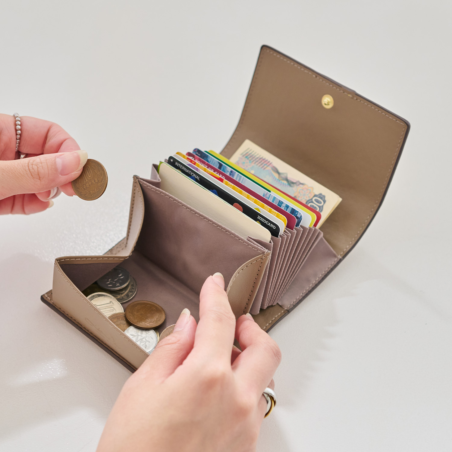 リズデイズ 牛革 ベルトデザイン じゃばら 二つ折り財布