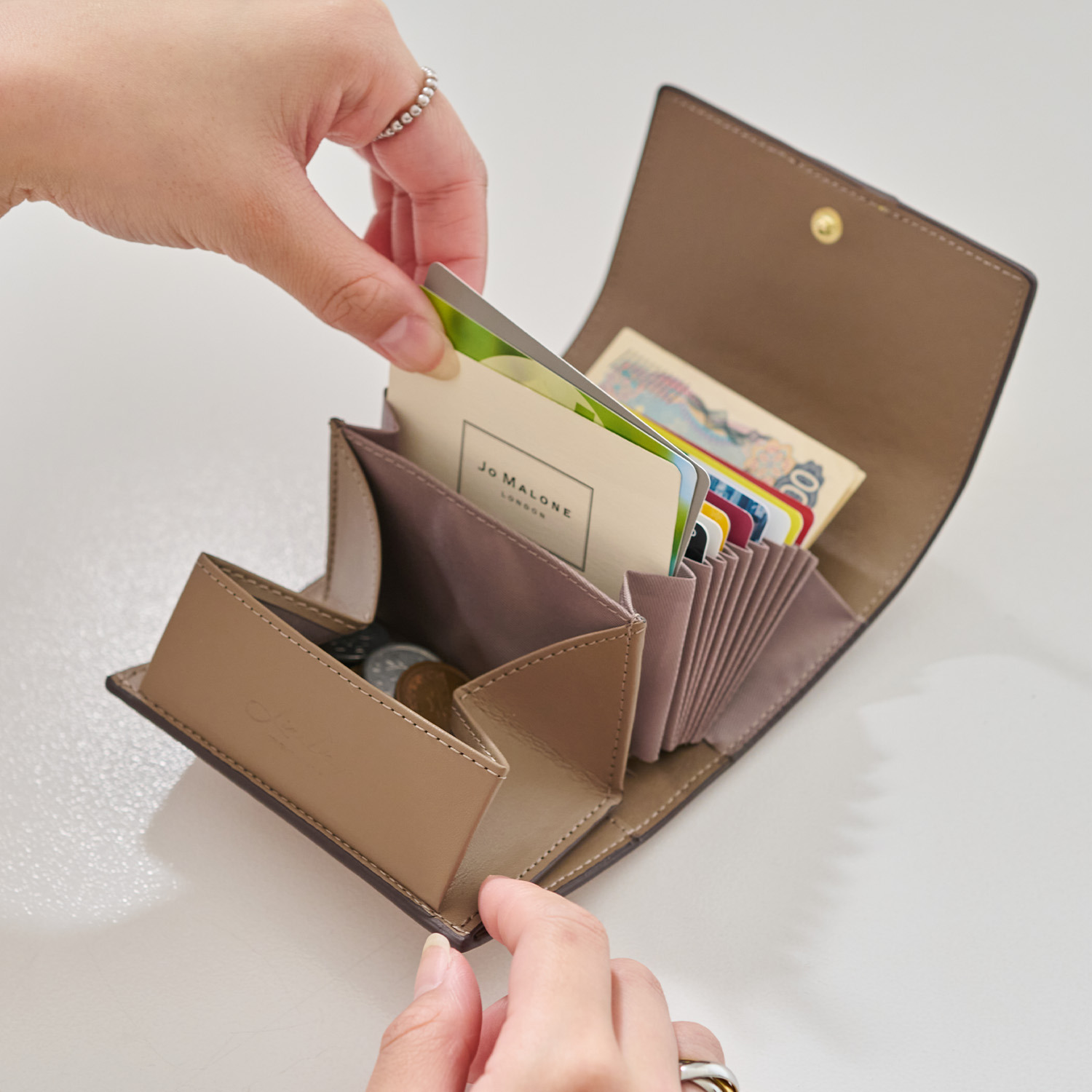 リズデイズ 牛革 ベルトデザイン じゃばら 二つ折り財布